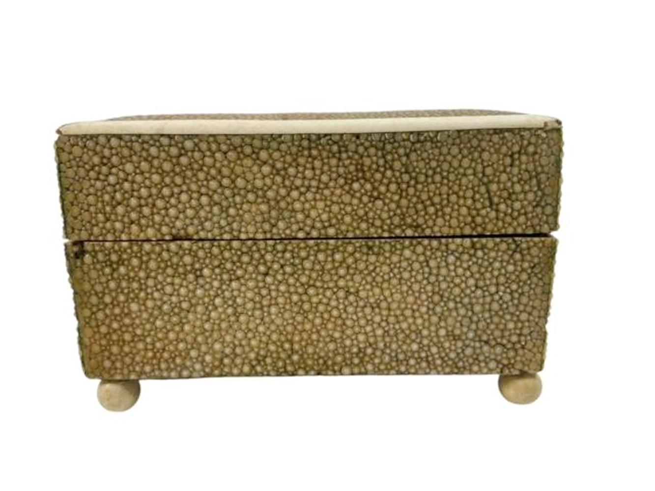 Caja de cigarrillos Art Decó de Shagreen con patas de bola y tapa con bordes de hueso siglo XX en venta