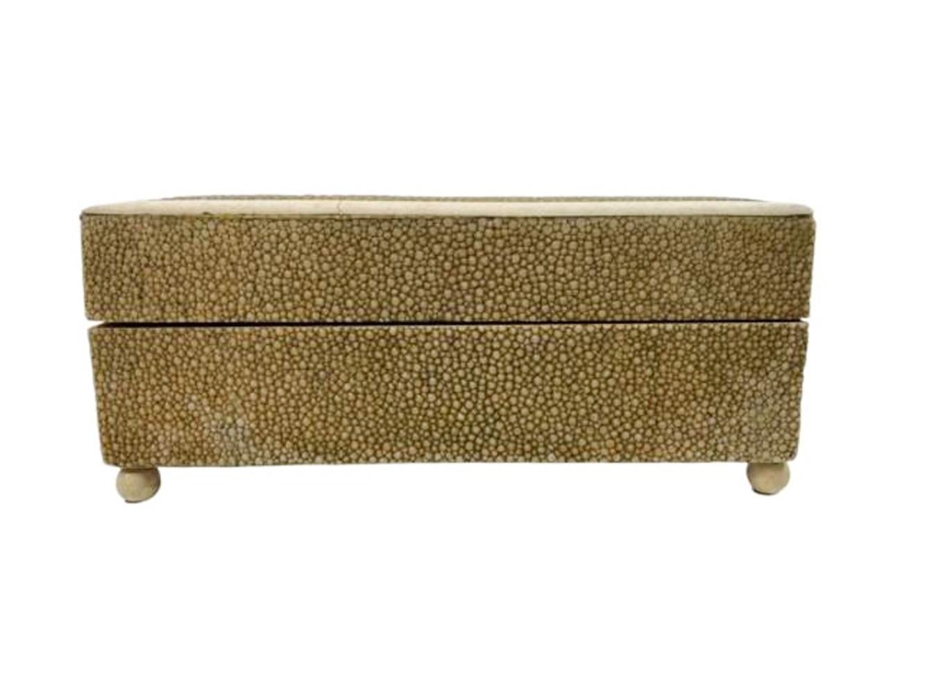 Caja de cigarrillos Art Decó de Shagreen con patas de bola y tapa con bordes de hueso Hueso en venta