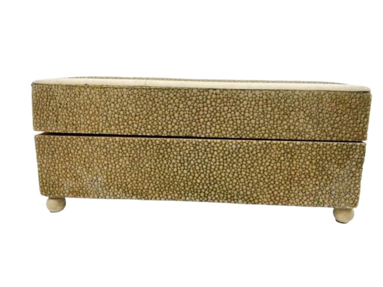 Caja de cigarrillos Art Decó de Shagreen con patas de bola y tapa con bordes de hueso en venta 1