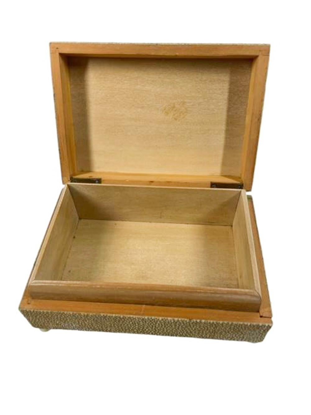 Caja de cigarrillos Art Decó de Shagreen con patas de bola y tapa con bordes de hueso en venta 3