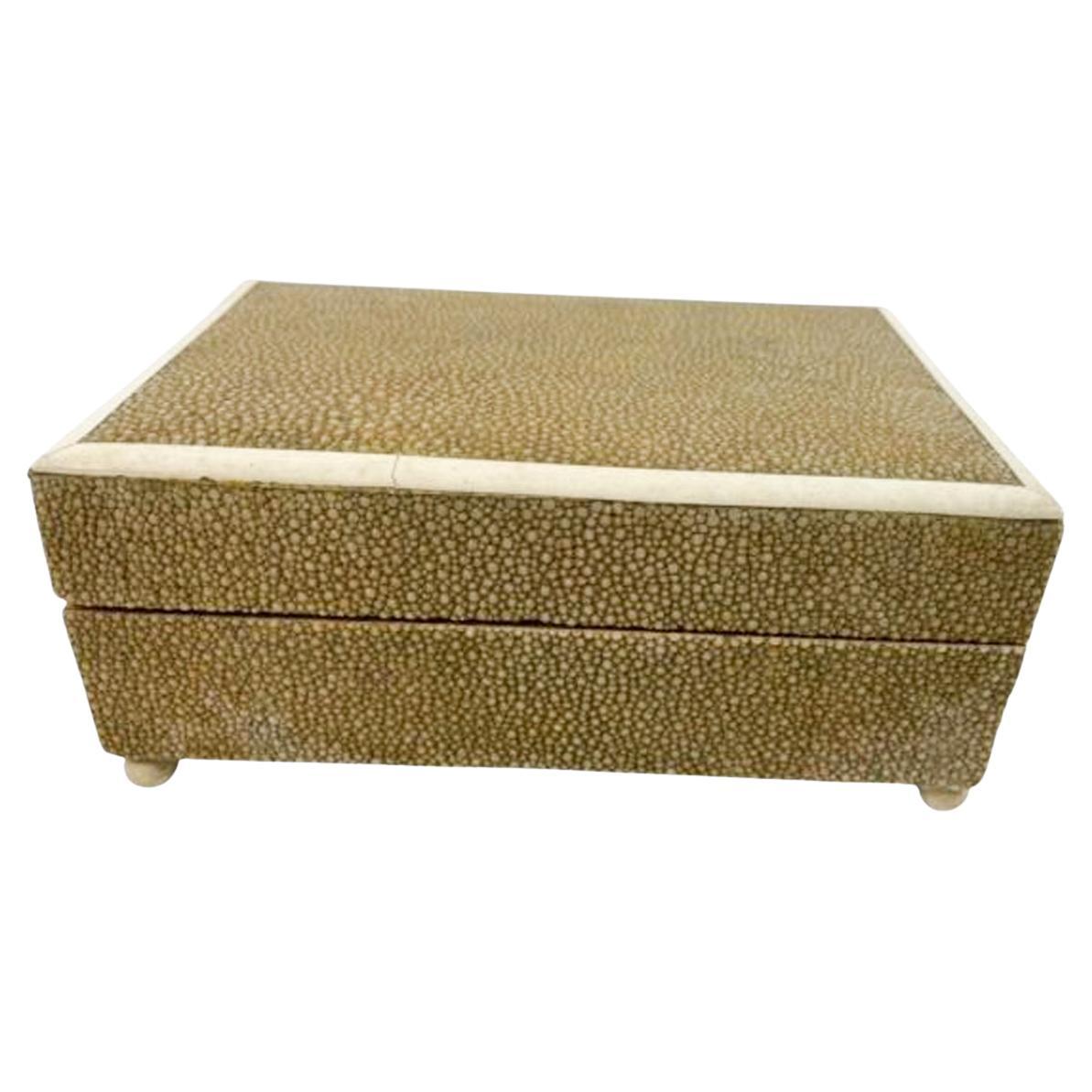 Caja de cigarrillos Art Decó de Shagreen con patas de bola y tapa con bordes de hueso en venta