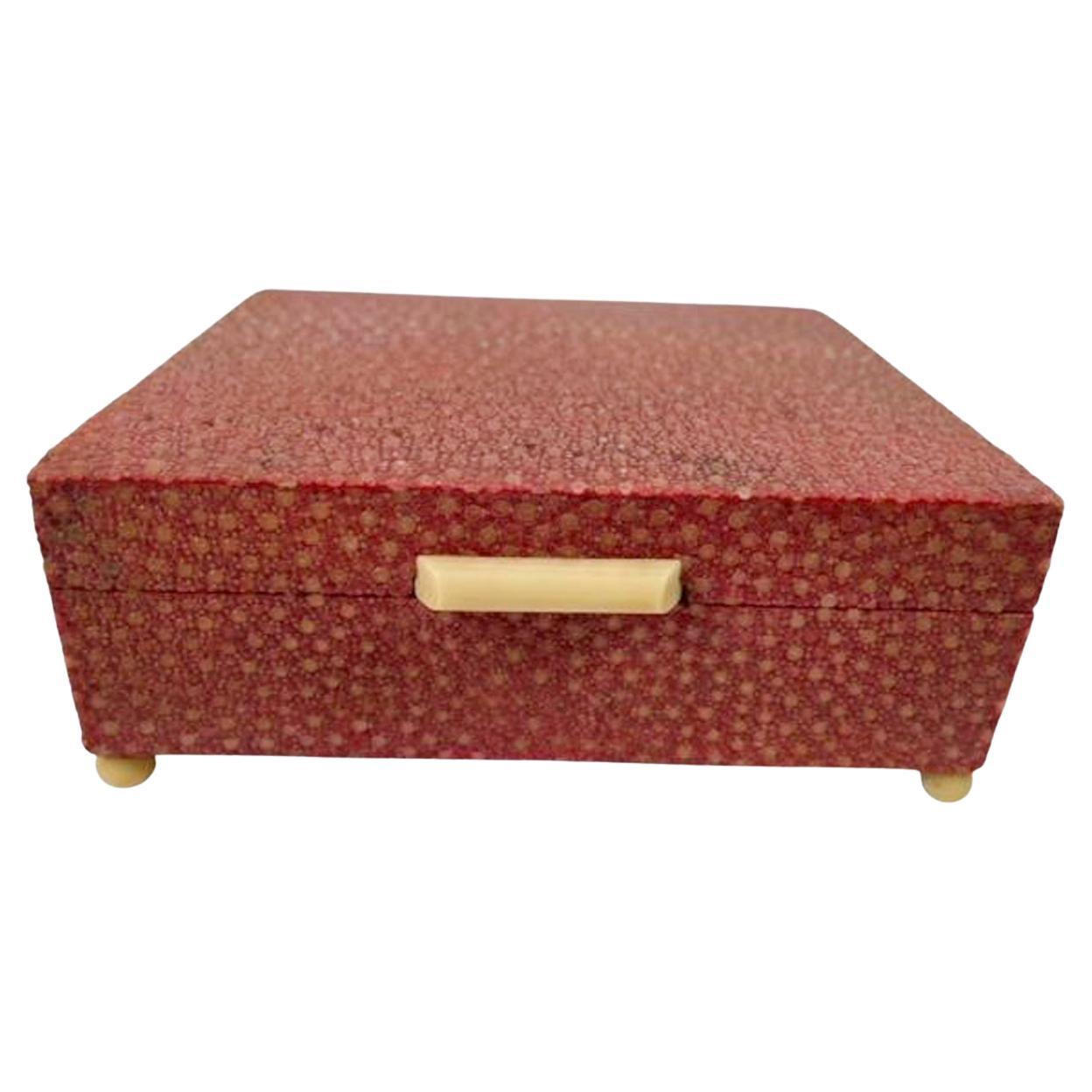 Art Deco Chagrin bezogene Holzkiste in ungewöhnlicher korallenroter Farbe mit Kugelfüßen und Stangendeckelaufzug.