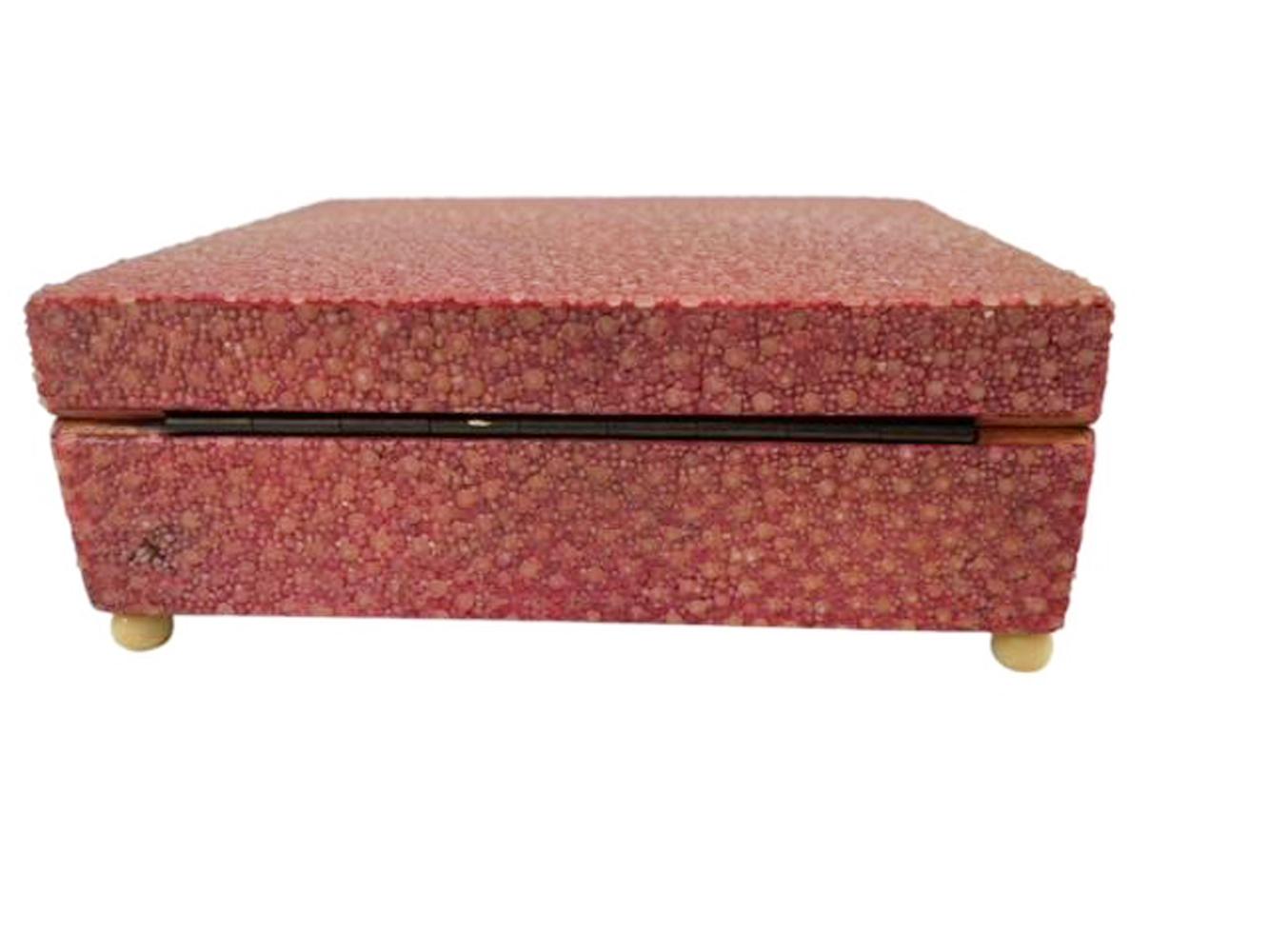 Art Deco Shagreen Deckelschachtel in ungewöhnlicher Korallenroter Farbe auf Kugelfüßen, Art déco (Englisch) im Angebot