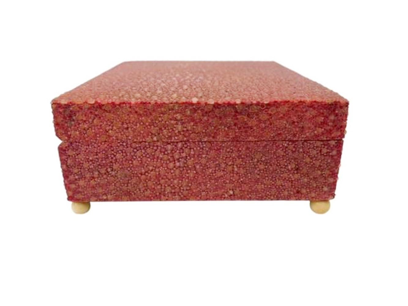 Art Deco Shagreen Deckelschachtel in ungewöhnlicher Korallenroter Farbe auf Kugelfüßen, Art déco im Zustand „Gut“ im Angebot in Chapel Hill, NC