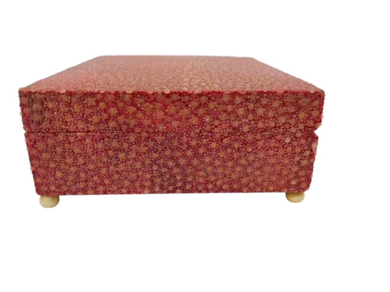 Art Deco Shagreen Deckelschachtel in ungewöhnlicher Korallenroter Farbe auf Kugelfüßen, Art déco (20. Jahrhundert) im Angebot