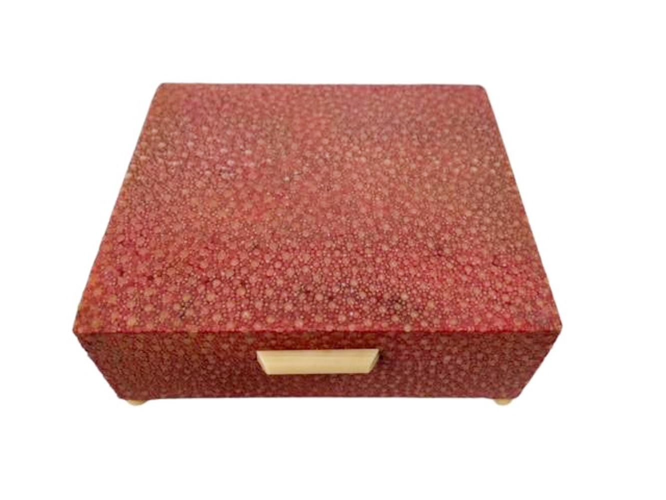 Art Deco Shagreen Deckelschachtel in ungewöhnlicher Korallenroter Farbe auf Kugelfüßen, Art déco im Angebot 1