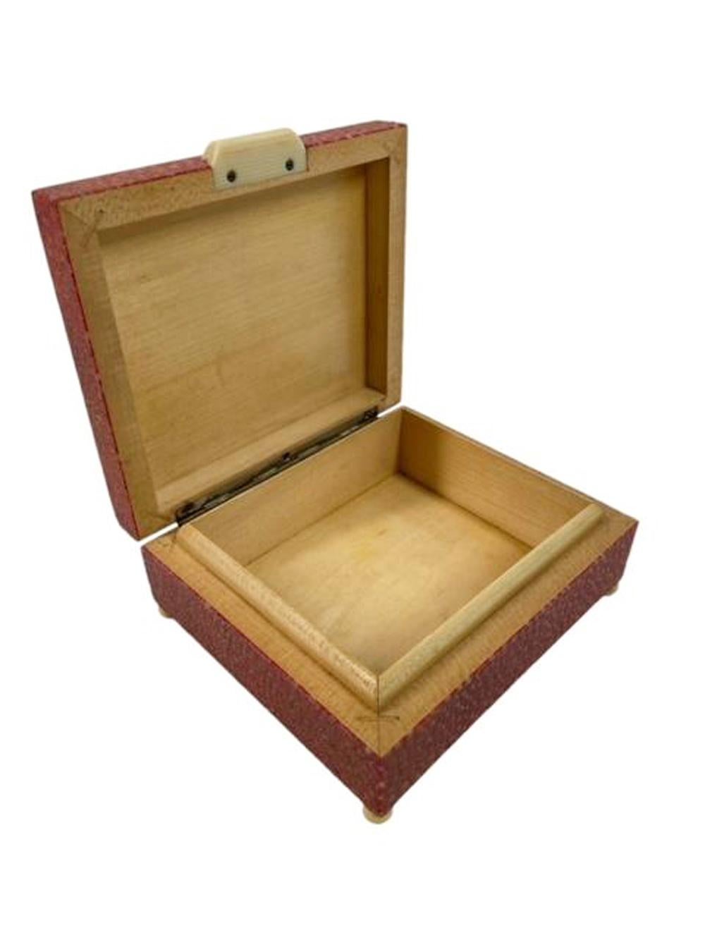 Art Deco Shagreen Deckelschachtel in ungewöhnlicher Korallenroter Farbe auf Kugelfüßen, Art déco im Angebot 3