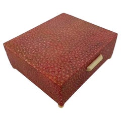 Caja Art Decó con tapa de piel de raya en inusual color rojo coral sobre pies de bola