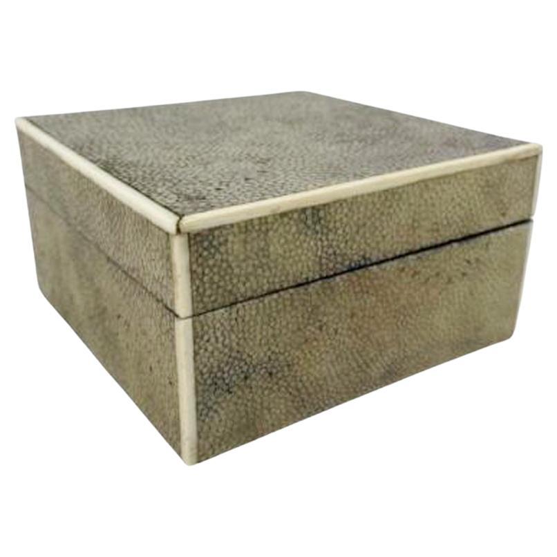 Caja Art Decó revestida de piel de raya con bordes de hueso, marcada "London Made"