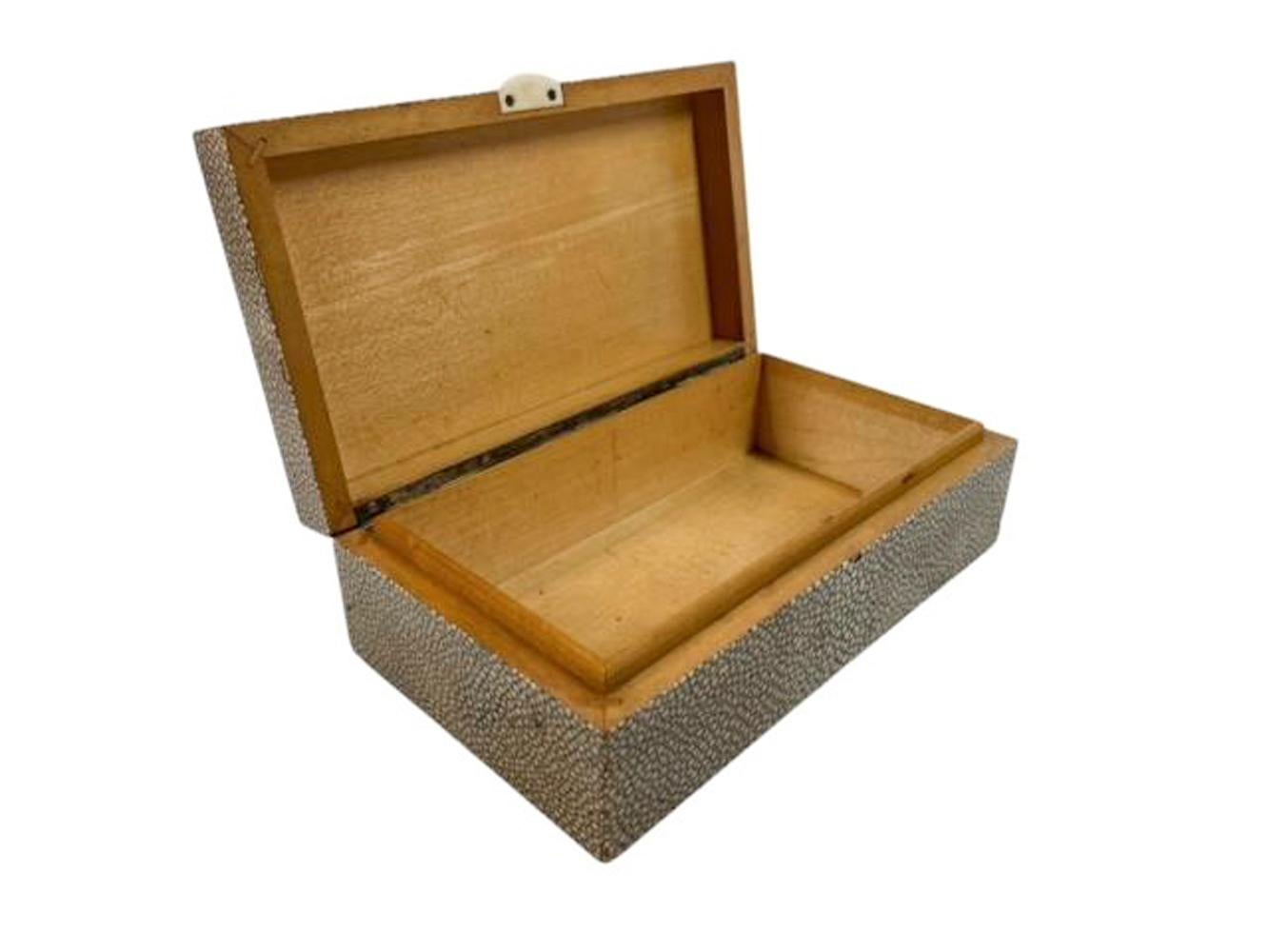 Boîte Art Déco en bois recouverte de placage en galuchat ( peau de rayonne) de couleur gris clair en vente 3