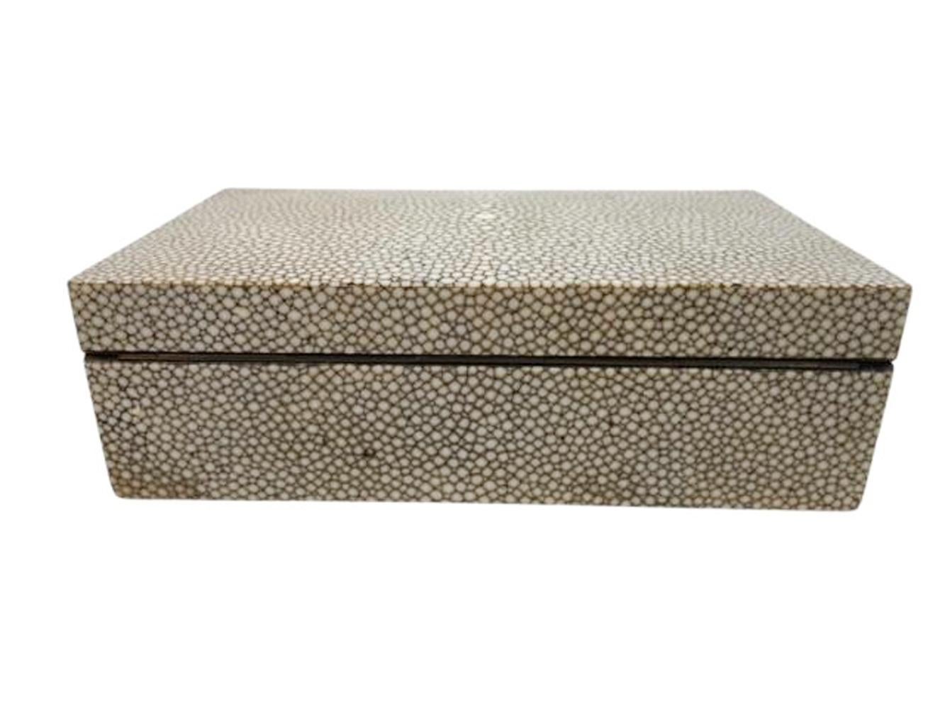 Anglais Boîte Art Déco en bois recouverte de placage en galuchat ( peau de rayonne) de couleur gris clair en vente