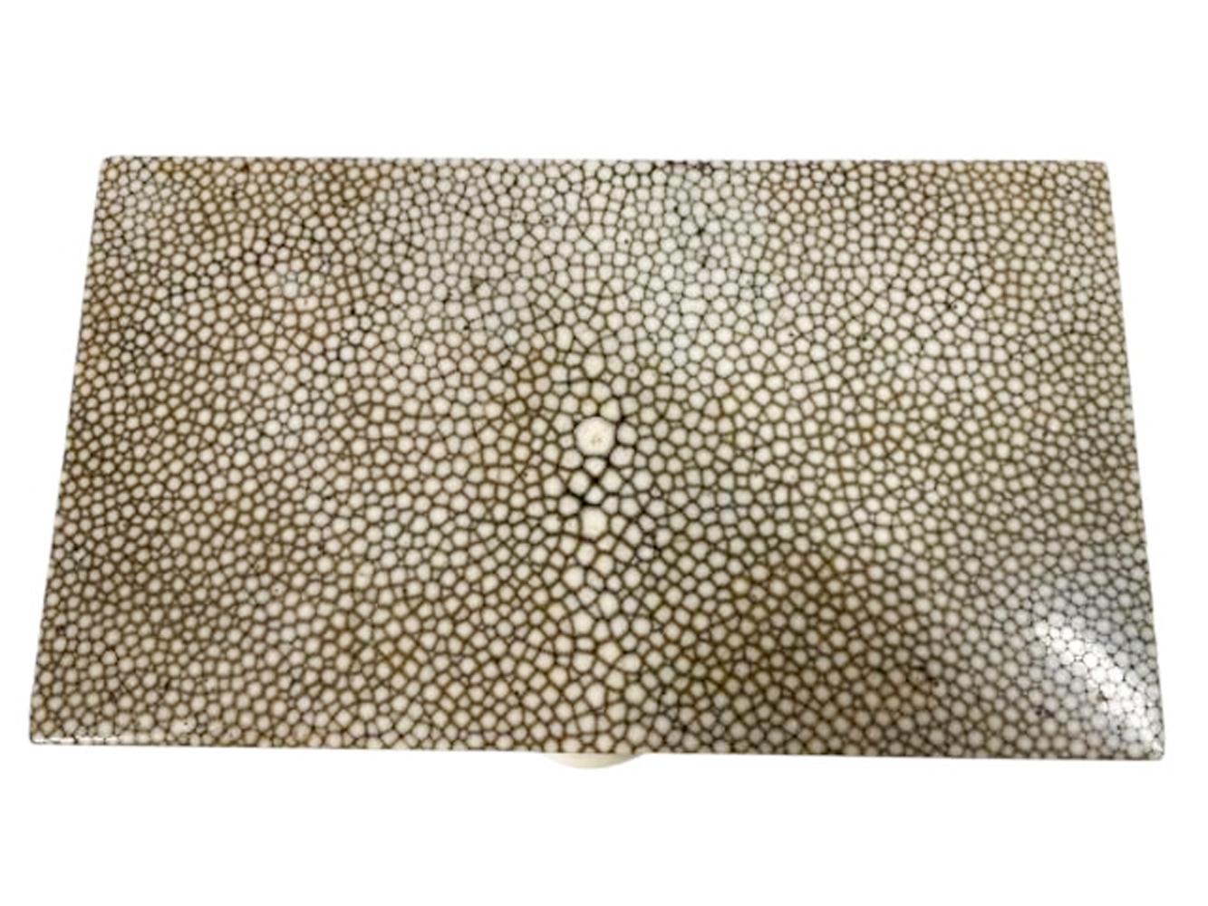 20ième siècle Boîte Art Déco en bois recouverte de placage en galuchat ( peau de rayonne) de couleur gris clair en vente