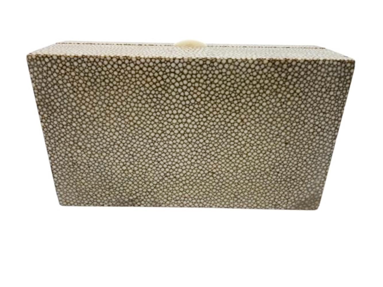 Os Boîte Art Déco en bois recouverte de placage en galuchat ( peau de rayonne) de couleur gris clair en vente