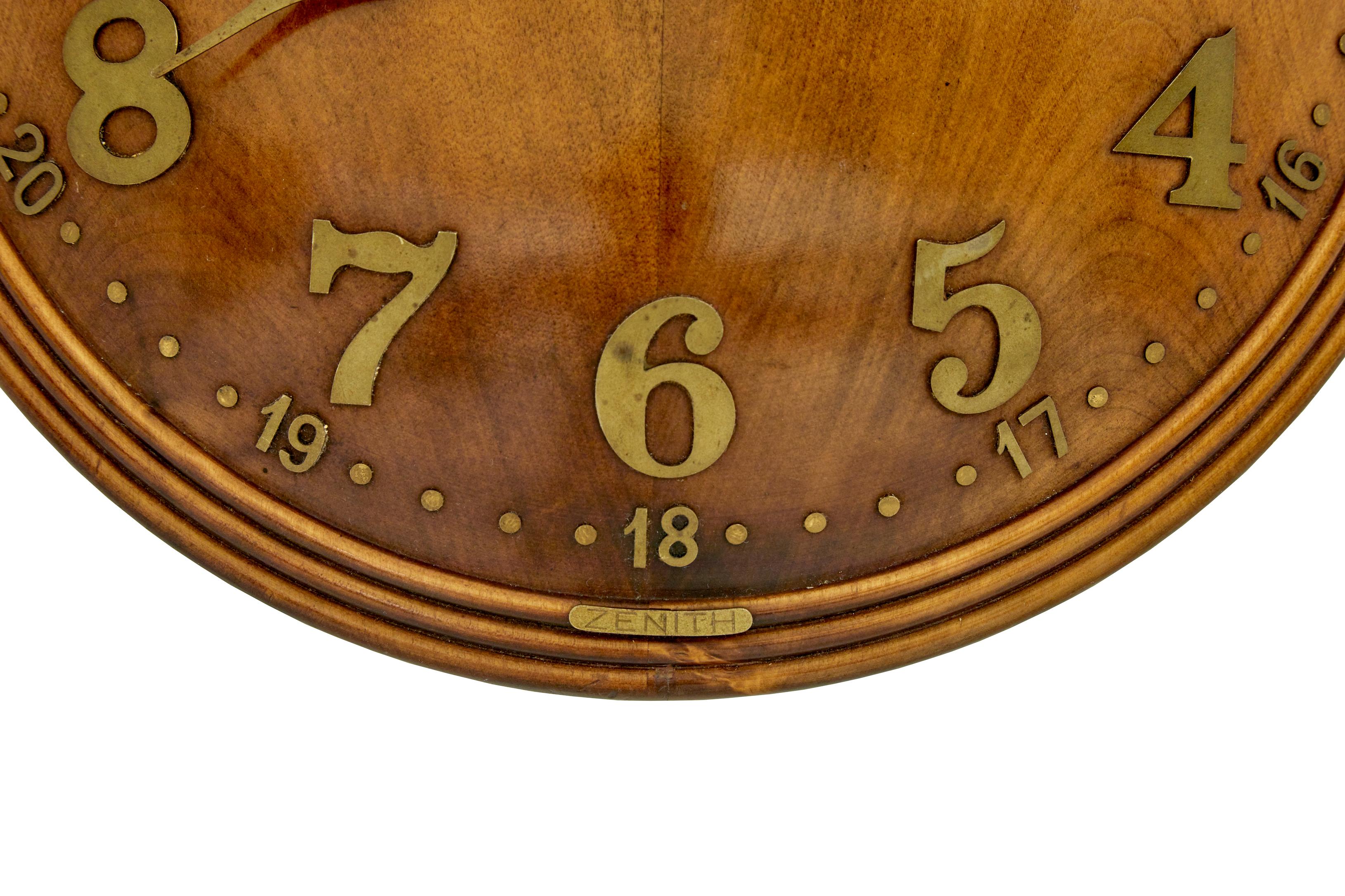 Horloge murale de forme art déco par zenith circa 1930.

Pendule murale art déco bien connue, de fabrication suisse, vendue par Heal's dans les années 1930. Cadran d'horloge rond de forme convexe avec bord moulé. Décorée de chiffres et d'aiguilles