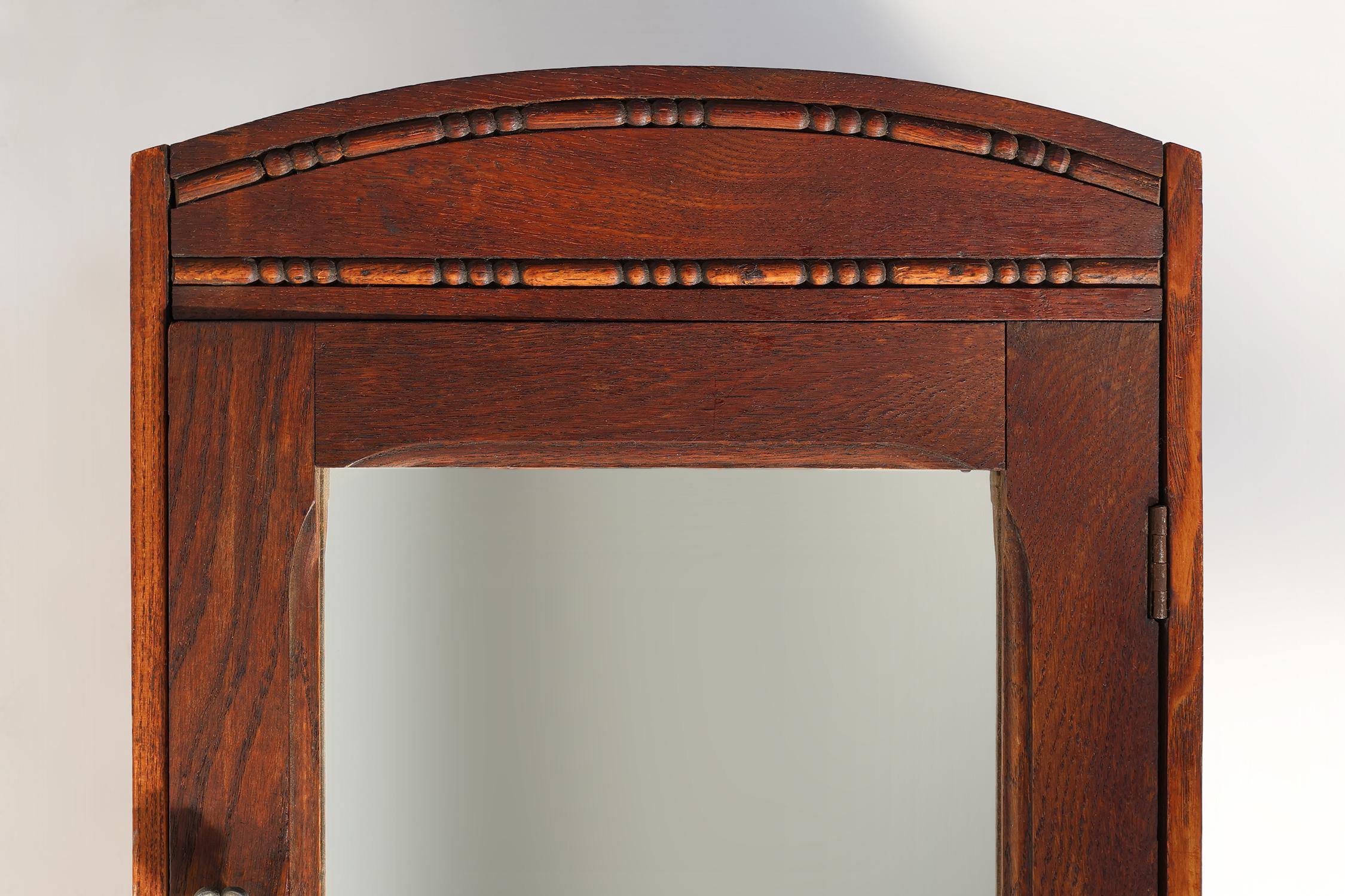 Art déco Cabinet de rasage Art Deco en Oak Oak avec miroir biseauté, France ca. 1900 en vente