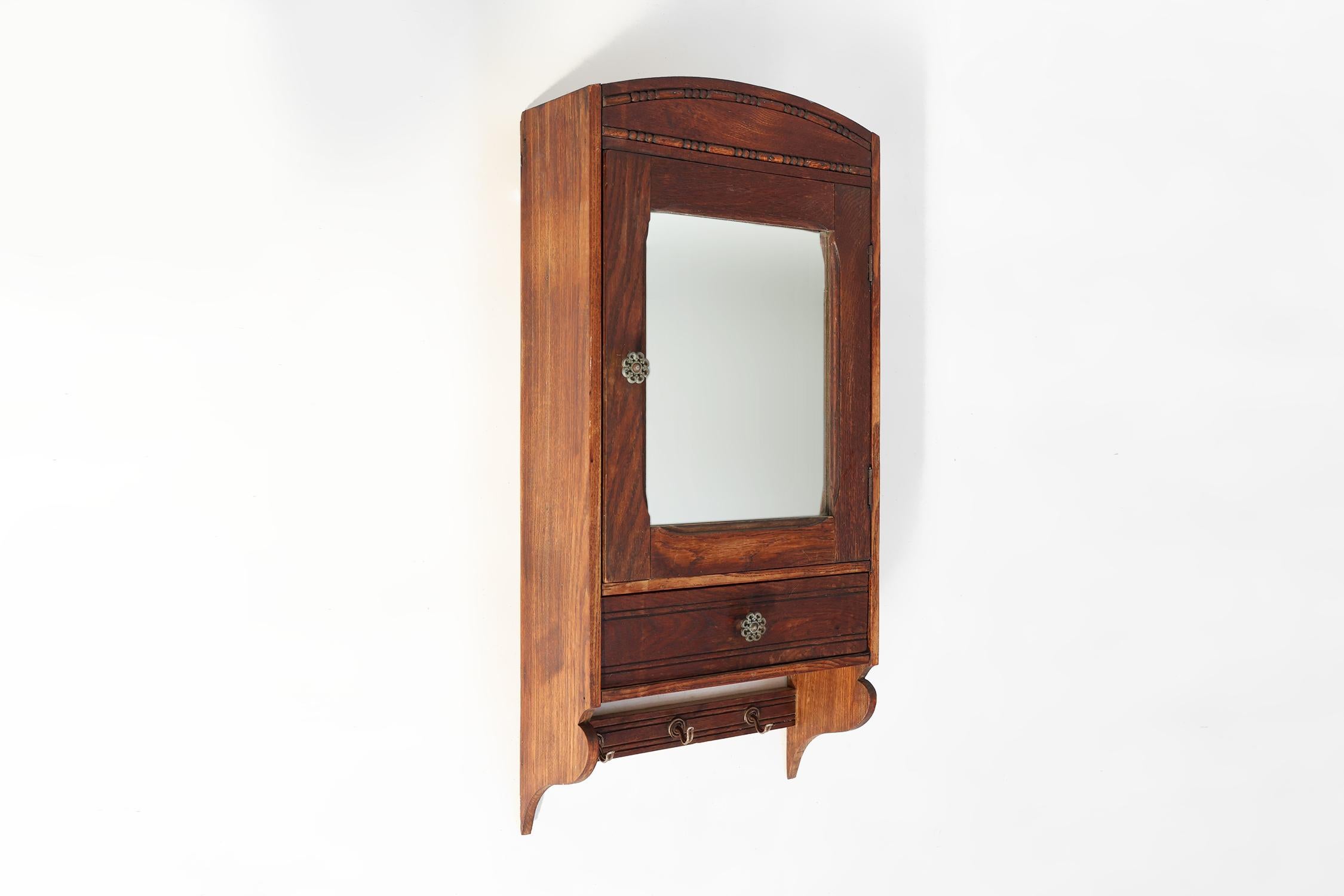 Français Cabinet de rasage Art Deco en Oak Oak avec miroir biseauté, France ca. 1900 en vente