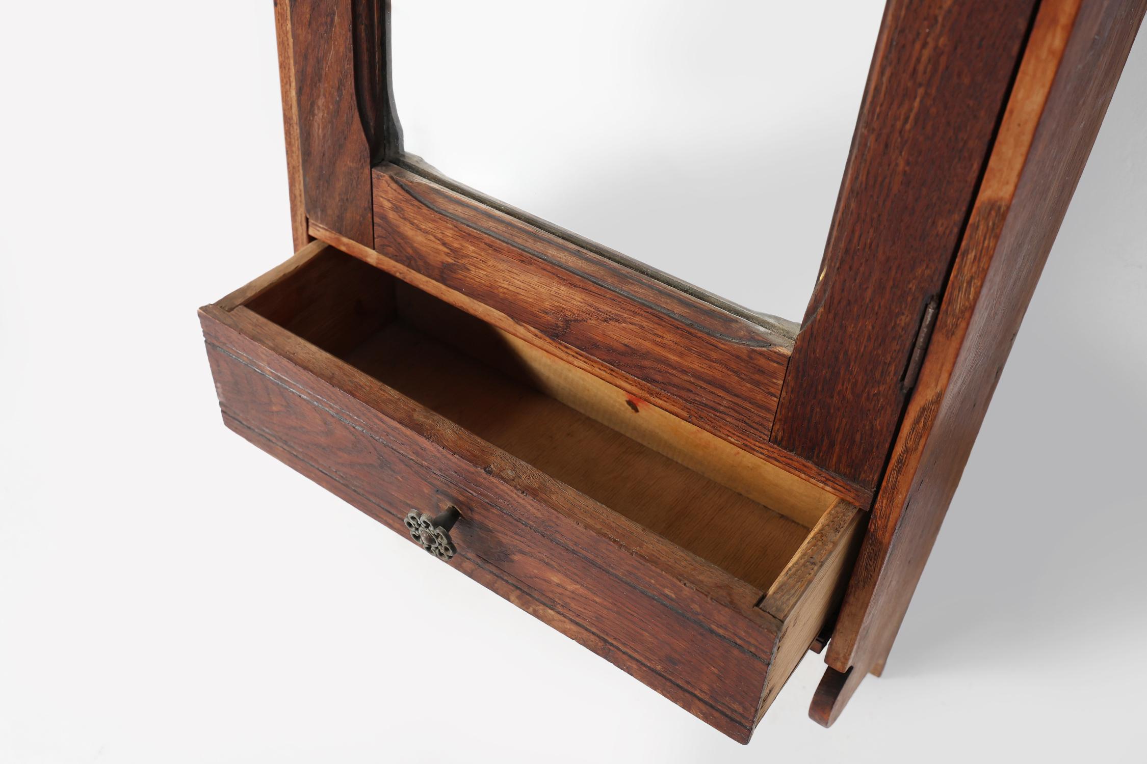 Début du 20ème siècle Cabinet de rasage Art Deco en Oak Oak avec miroir biseauté, France ca. 1900 en vente