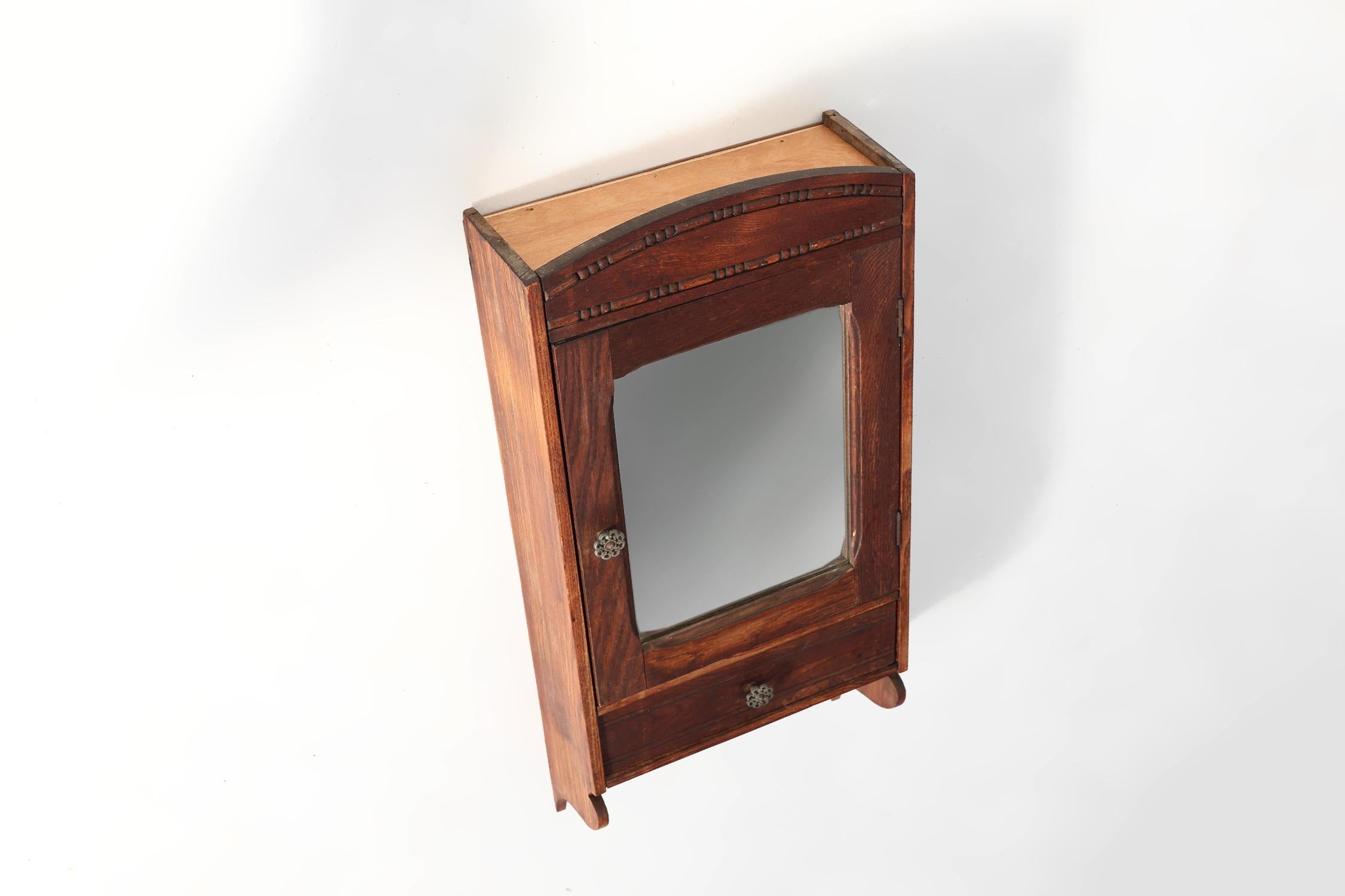 Cabinet de rasage Art Deco en Oak Oak avec miroir biseauté, France ca. 1900 en vente 1