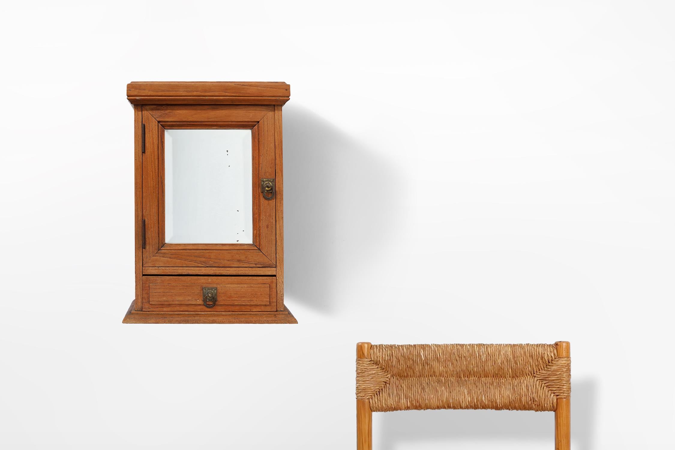 Francia / 1900 / mobile da barba / quercia, specchio / Art Deco

Bellissimo armadio a muro Art&Deco in rovere con maniglie e frontoni. 
Il mobile ha un'anta a specchio smussata, un piccolo cassetto e uno scaffale all'interno.

L'armadietto, grazie
