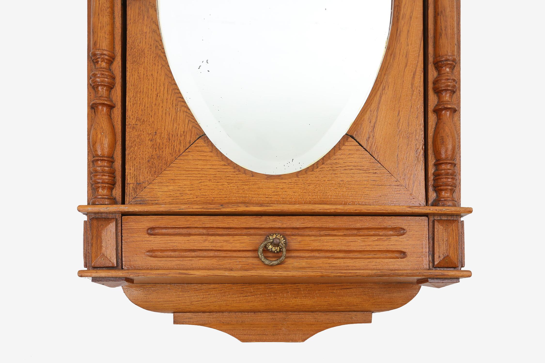 Sculpté à la main Armoire à pharmacie ou à rasage Art Déco en Oak, France ca. 1940
