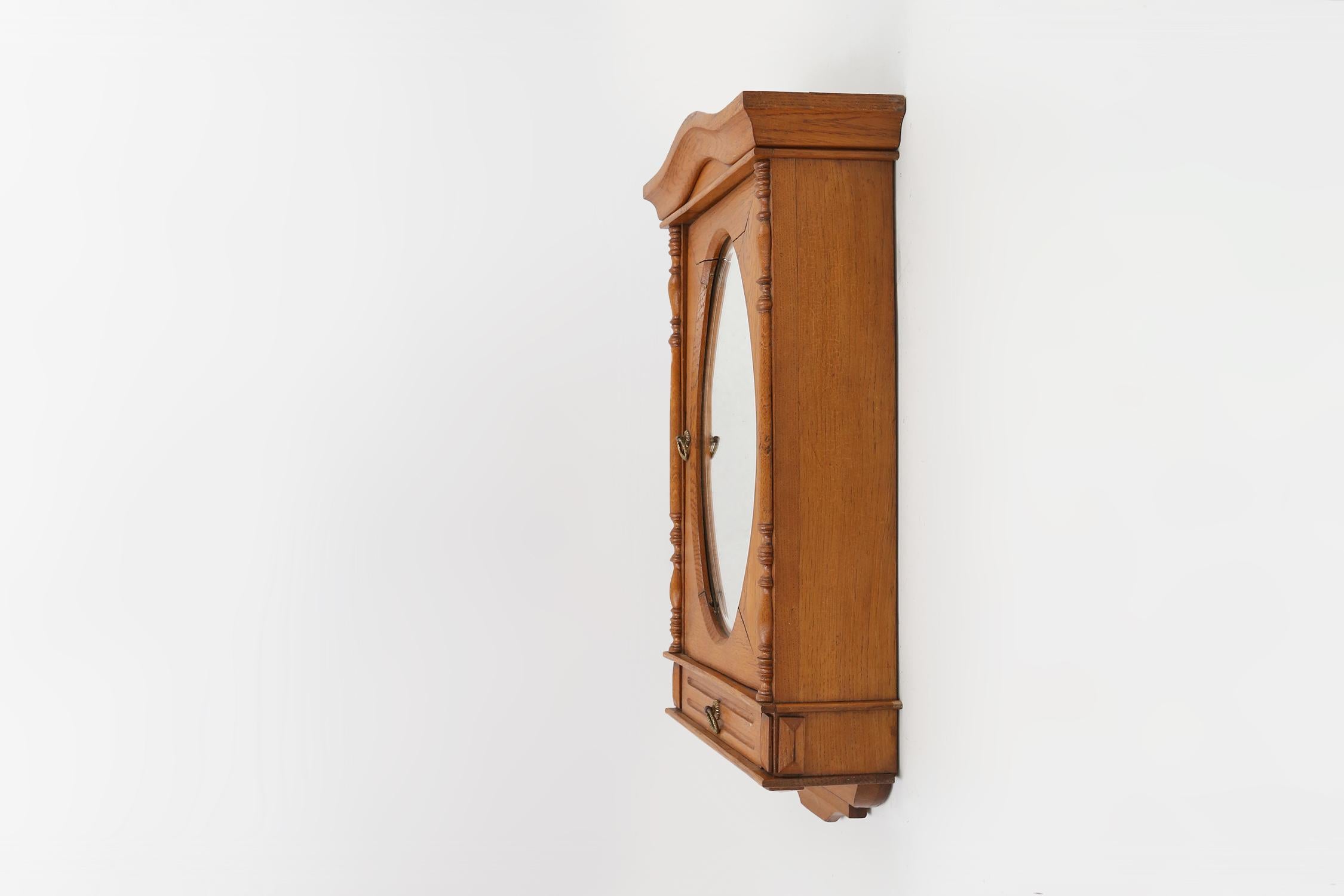 Armoire à pharmacie ou à rasage Art Déco en Oak, France ca. 1940 Bon état à Meulebeke, BE