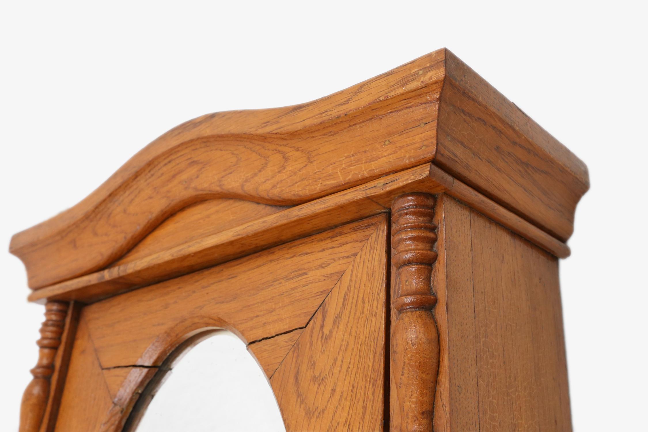 Milieu du XXe siècle Armoire à pharmacie ou à rasage Art Déco en Oak, France ca. 1940