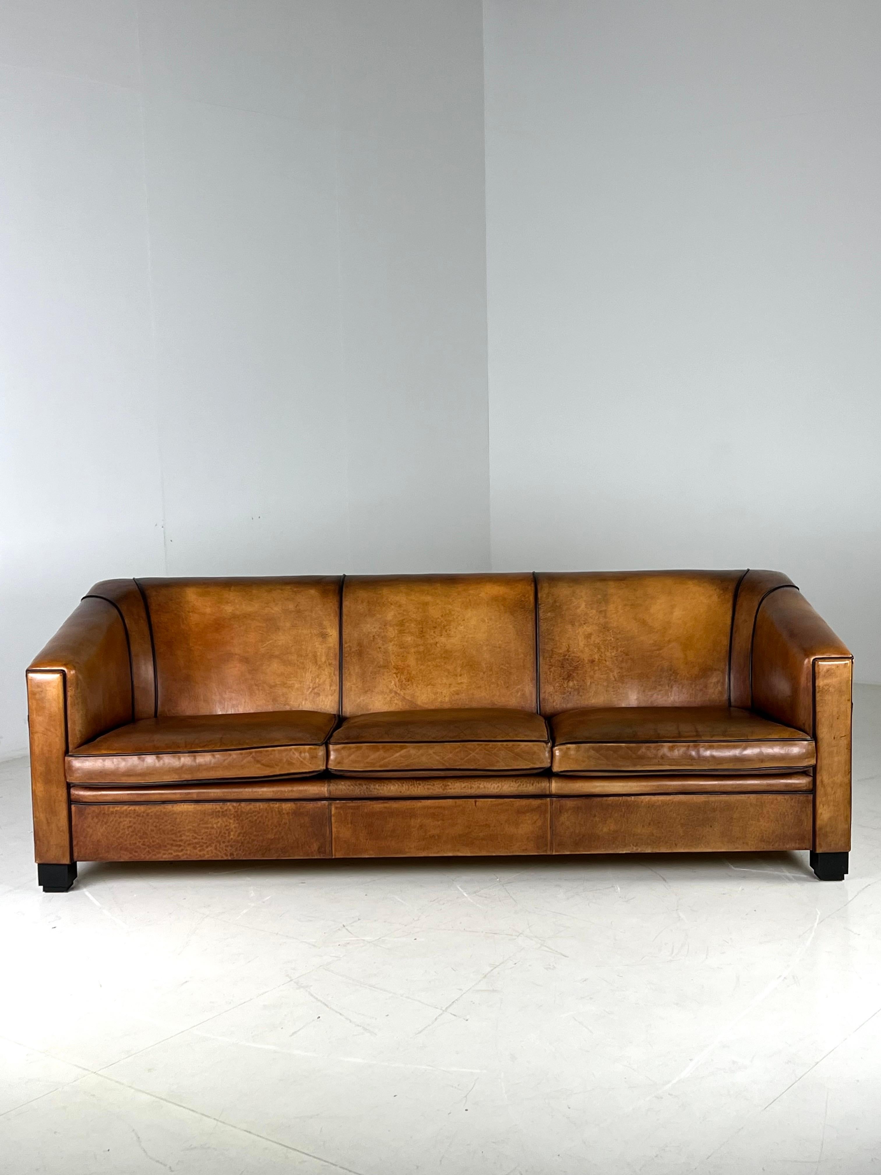 Wunderschönes 3/3,5-Sitzer-Sofa aus Schafsleder. Maßgefertigt von der niederländischen Marke Lounge Atelier. Fantastisch schön in Bezug auf Farbe und Patina. Sofa ist in sehr gutem Zustand!

Abmessungen: 233b x 80h x 85d