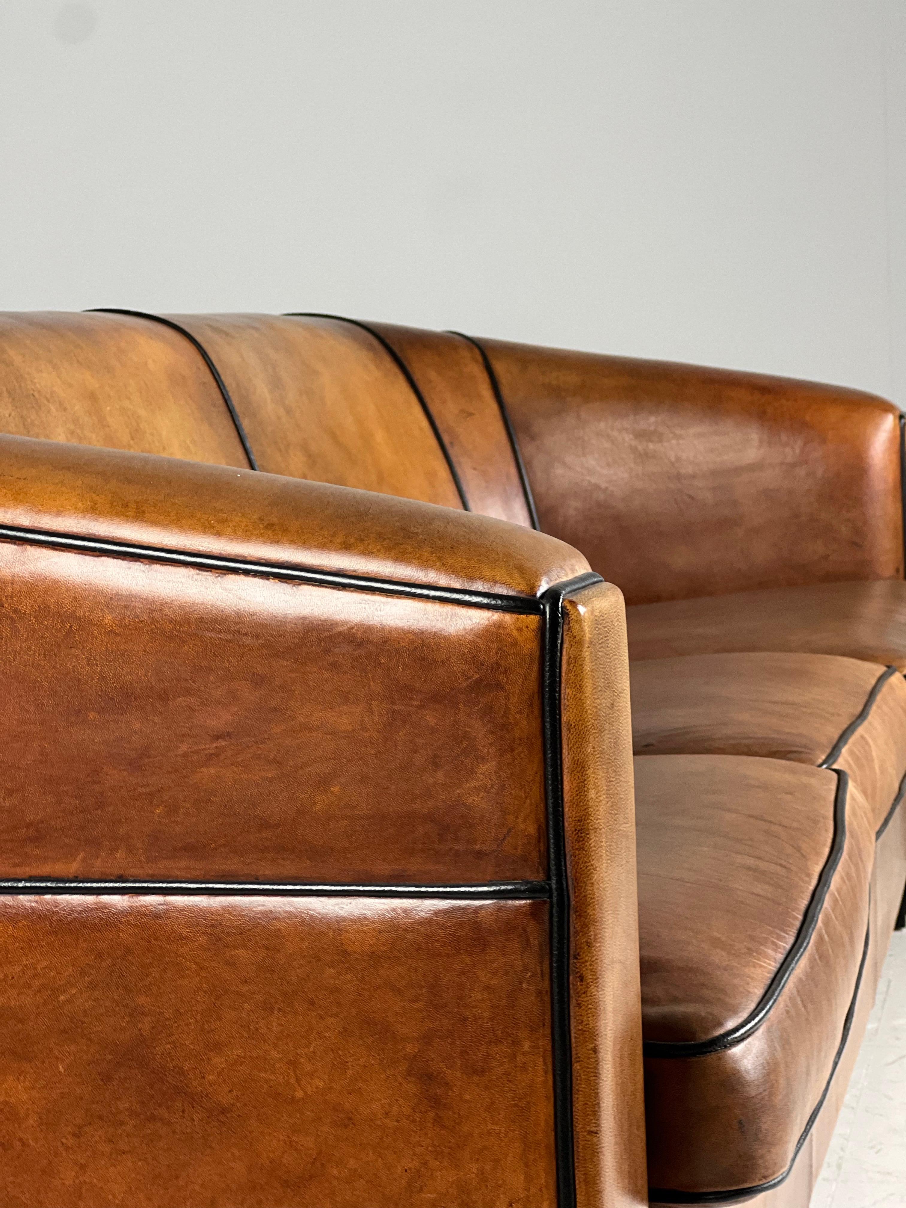 Art Deco Sofa aus Schafsleder im Zustand „Gut“ im Angebot in MILL, NL