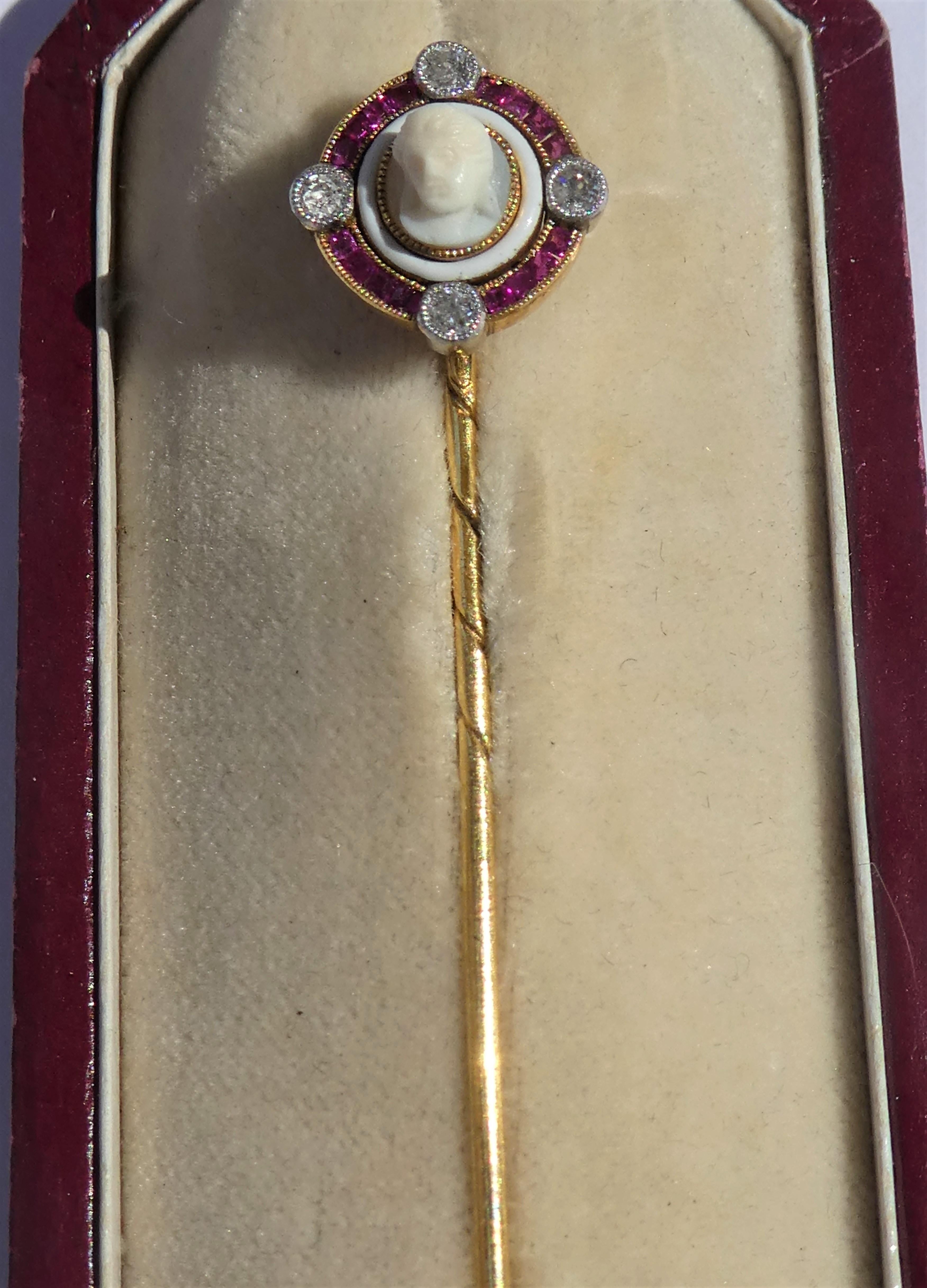 Art Deco Shell Cameo Ruby Diamond Enamel 18 Karat Gold Platinum Stickpin In Excellent Condition For Sale In Munich, DE