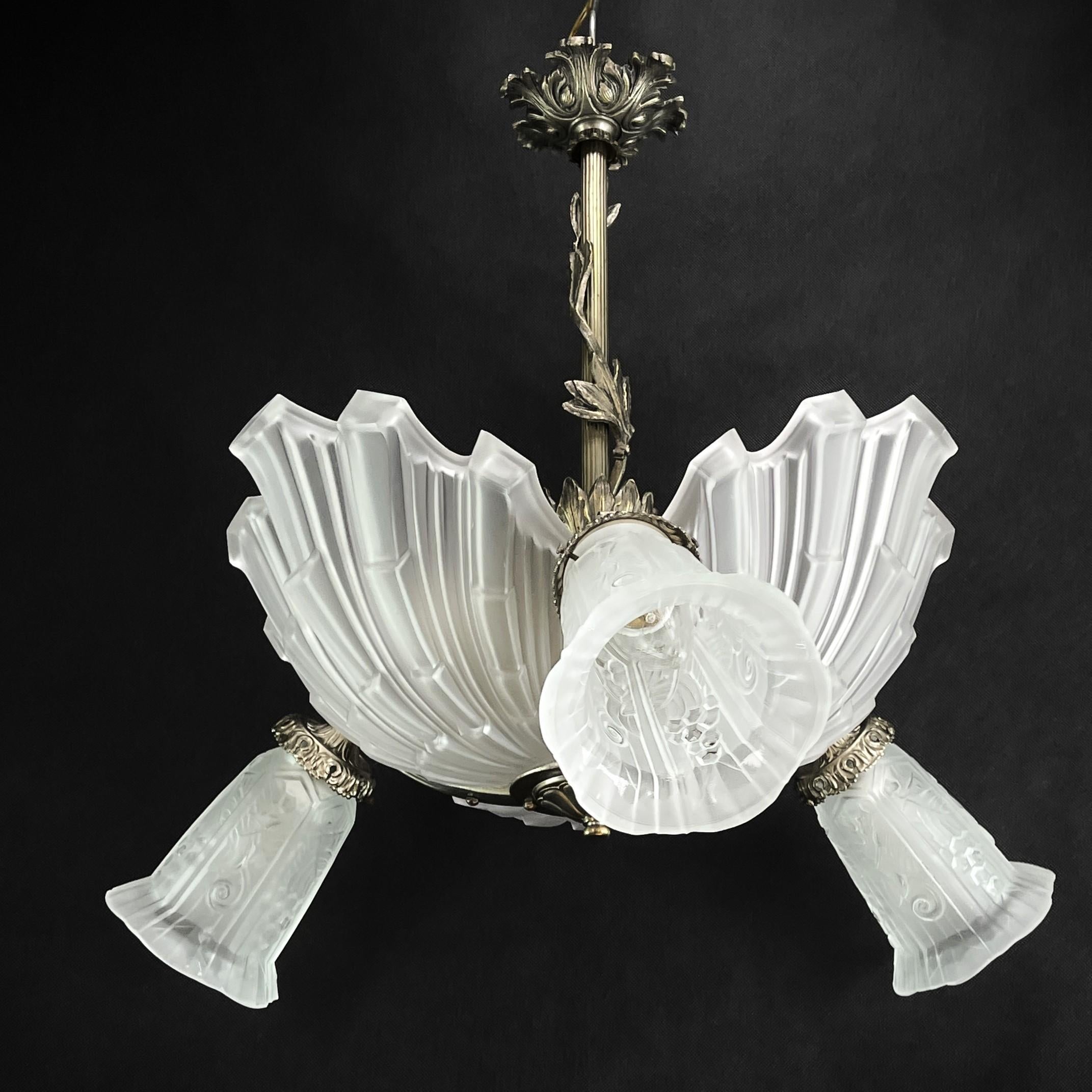 Art Deco Chandelier  by Maynadier - Shell Lamp 1930s

The ART DECO ceiling lamp is a remarkable example of the craftsmanship and style of the early 20th century. 

This ceiling lamp cleverly combines the material metal with the elegance of