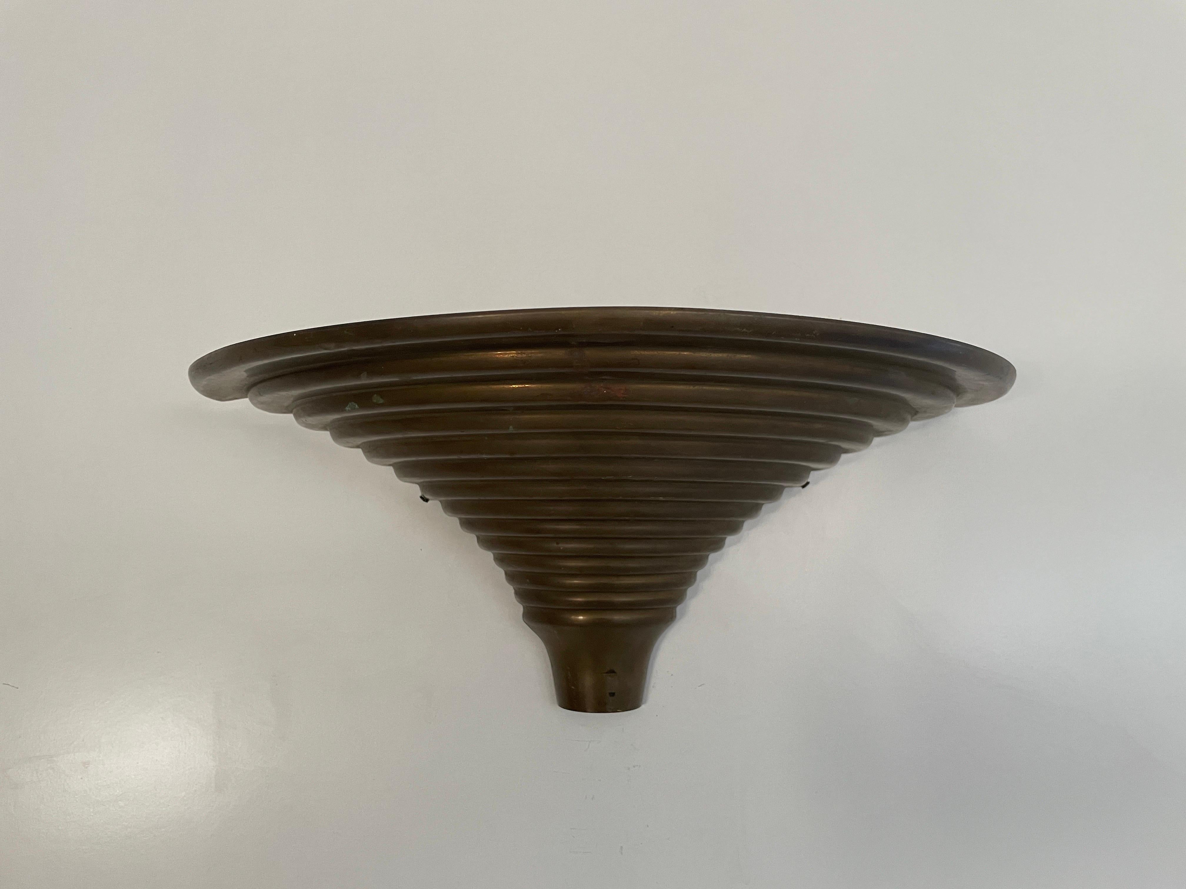 Lámpara individual Art Decó de latón en forma de concha, años 50, Alemania
 
La pantalla está en muy buen estado vintage.

Esta lámpara funciona con una bombilla E27. 
Con cable y apto para su uso con 220 V y 110 V para todos los