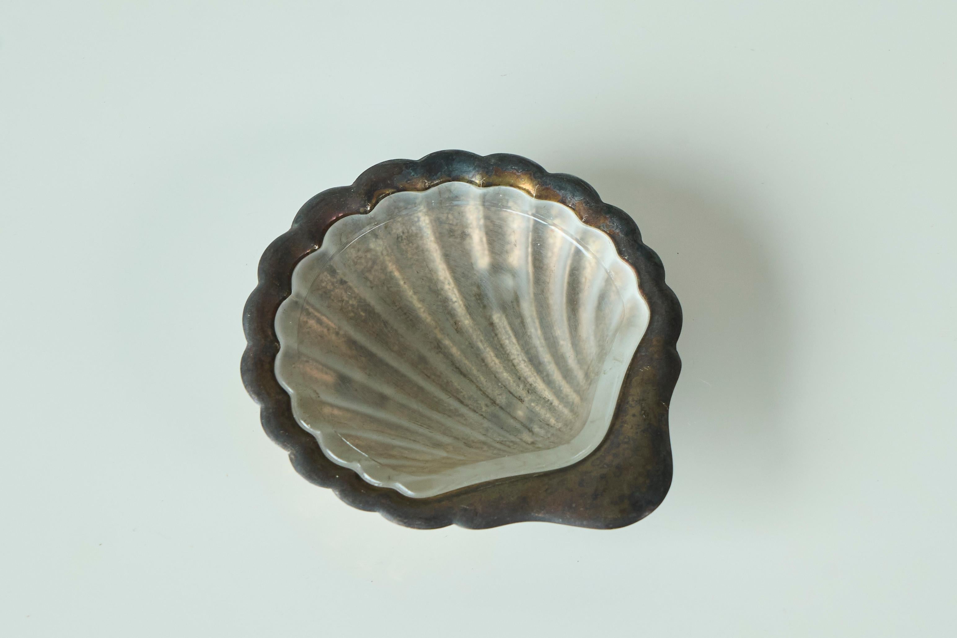 Vide Poche Art Déco en forme de coquillage en argent patiné et verre satiné 1930.

Un joli plat en forme de coquillage ou vide poche dans un style art déco très distinct. Laiton argenté avec une très belle patine, associé à un insert en verre satiné