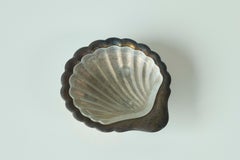 Vide Poche Art Déco en forme de coquillage en argent patiné et verre satiné années 1930