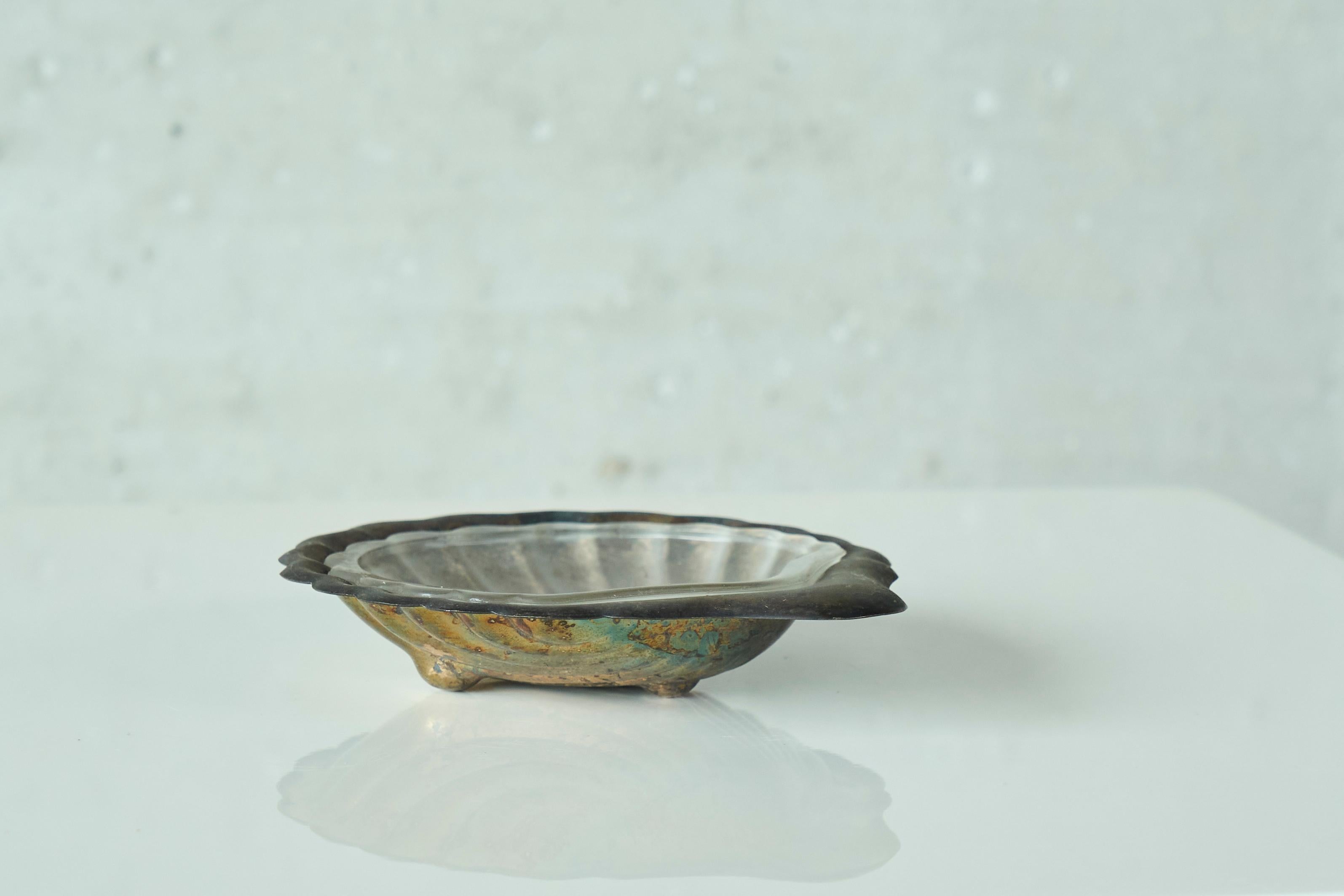 Art déco Vide Poche Art Déco en forme de coquillage en argent patiné et verre satiné années 1930 en vente