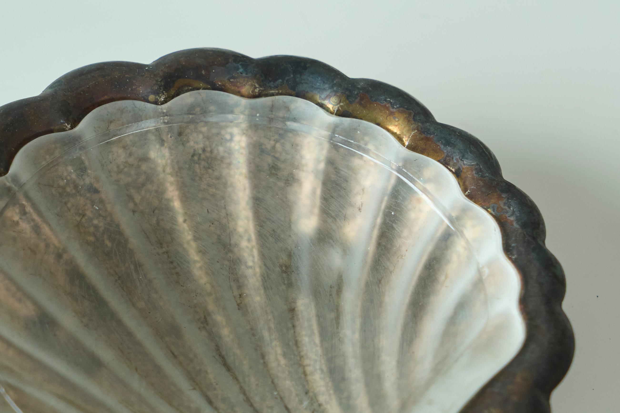 Européen Vide Poche Art Déco en forme de coquillage en argent patiné et verre satiné années 1930 en vente