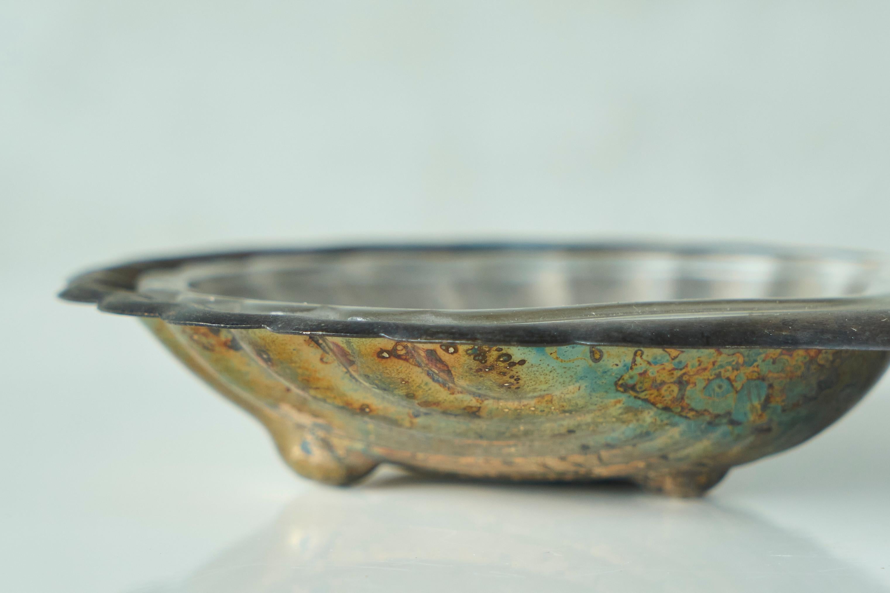 Fait main Vide Poche Art Déco en forme de coquillage en argent patiné et verre satiné années 1930 en vente