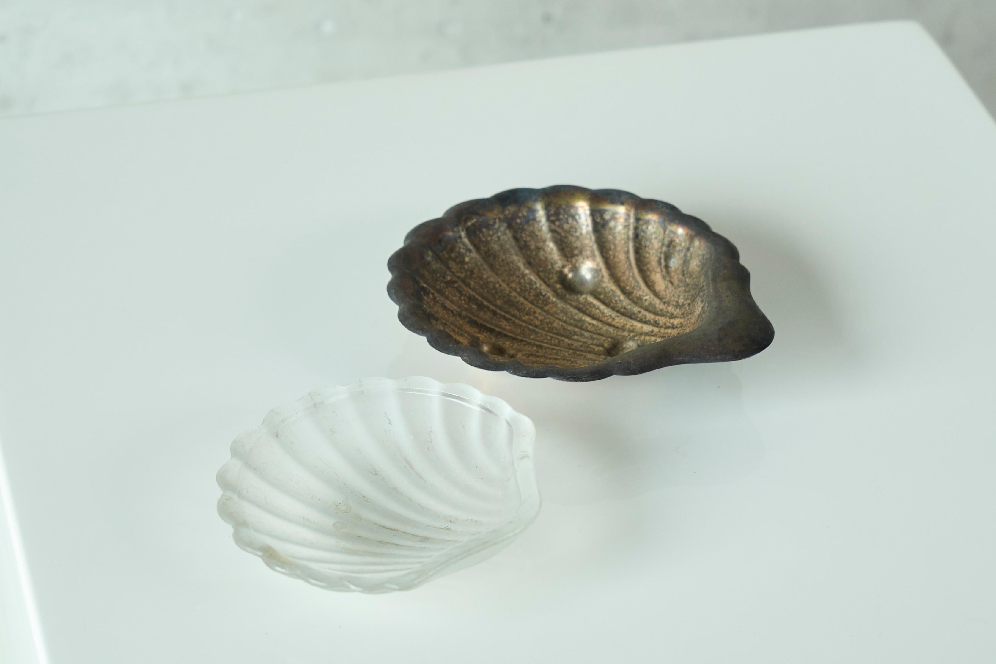 Vide Poche Art Déco en forme de coquillage en argent patiné et verre satiné années 1930 Bon état - En vente à Meer, VAN