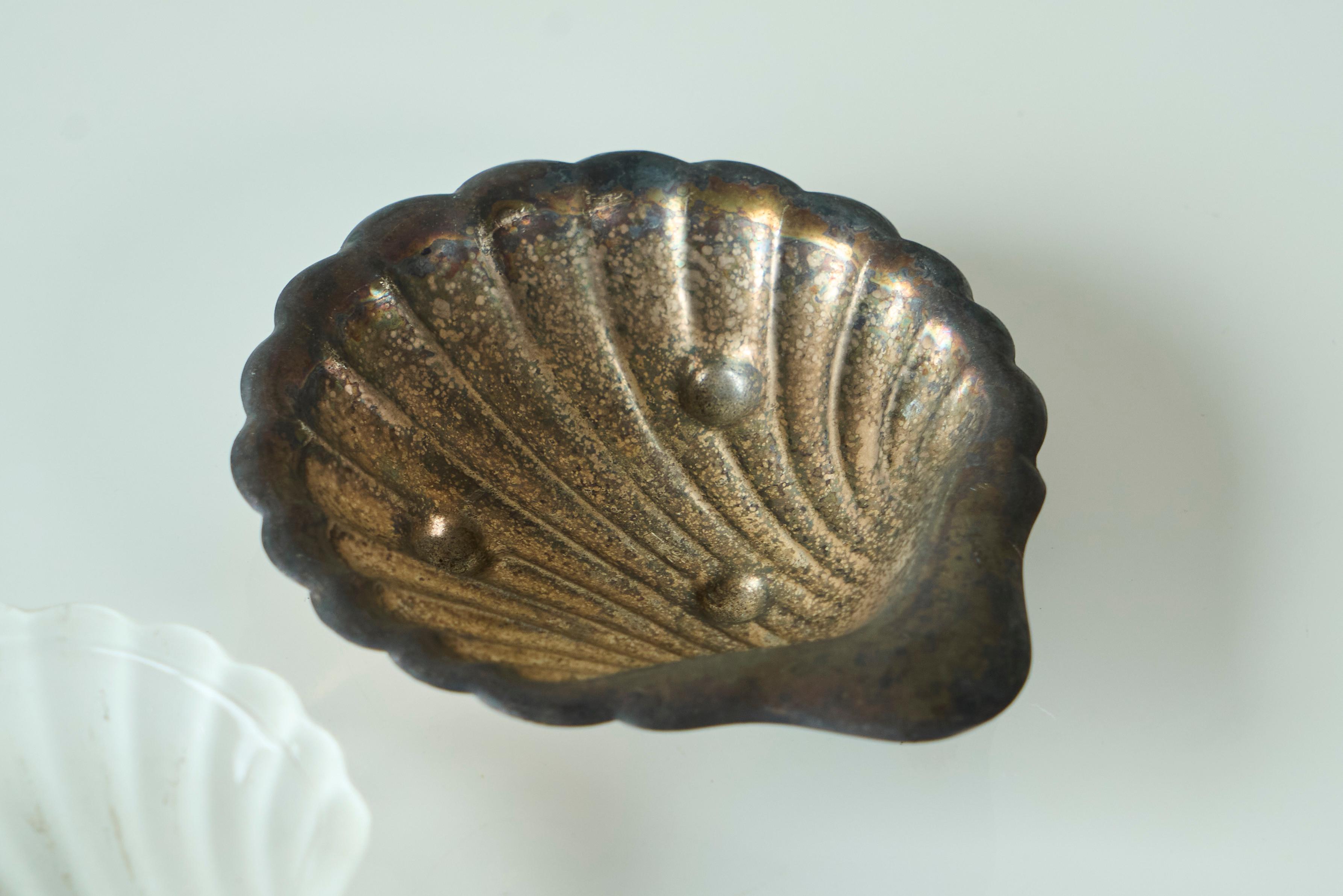 20ième siècle Vide Poche Art Déco en forme de coquillage en argent patiné et verre satiné années 1930 en vente