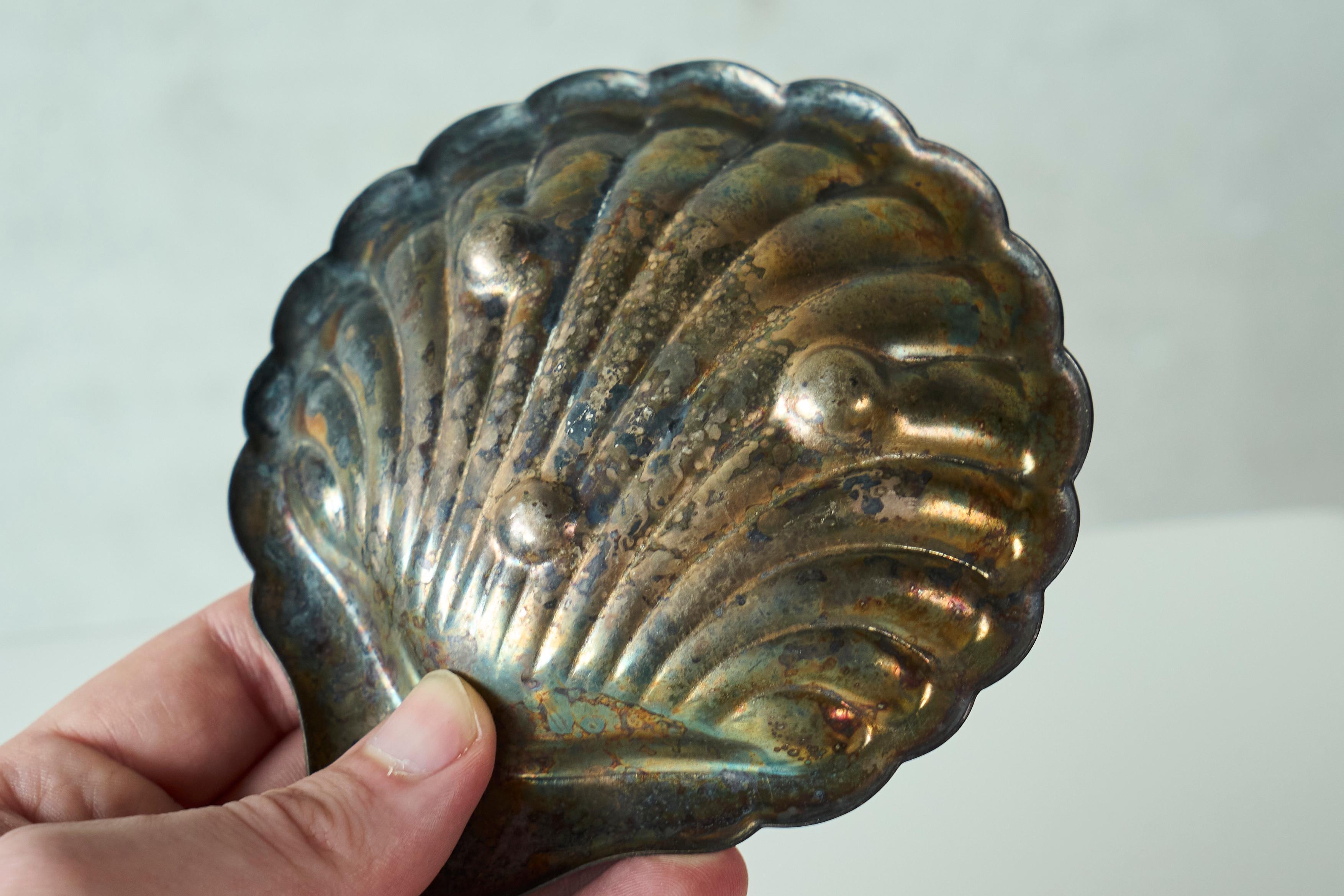 Plaqué argent Vide Poche Art Déco en forme de coquillage en argent patiné et verre satiné années 1930 en vente