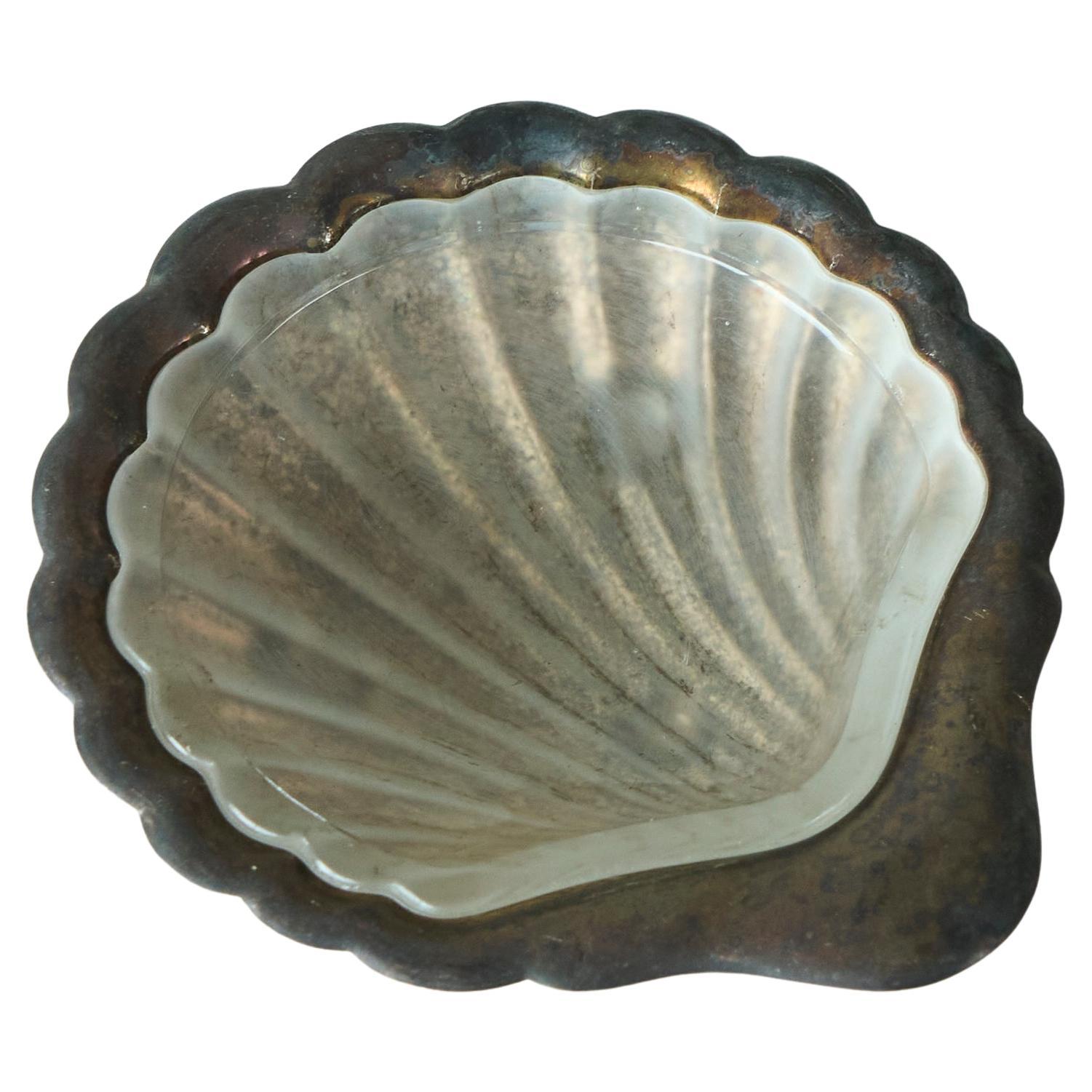 Vide Poche Art Déco en forme de coquillage en argent patiné et verre satiné années 1930 en vente