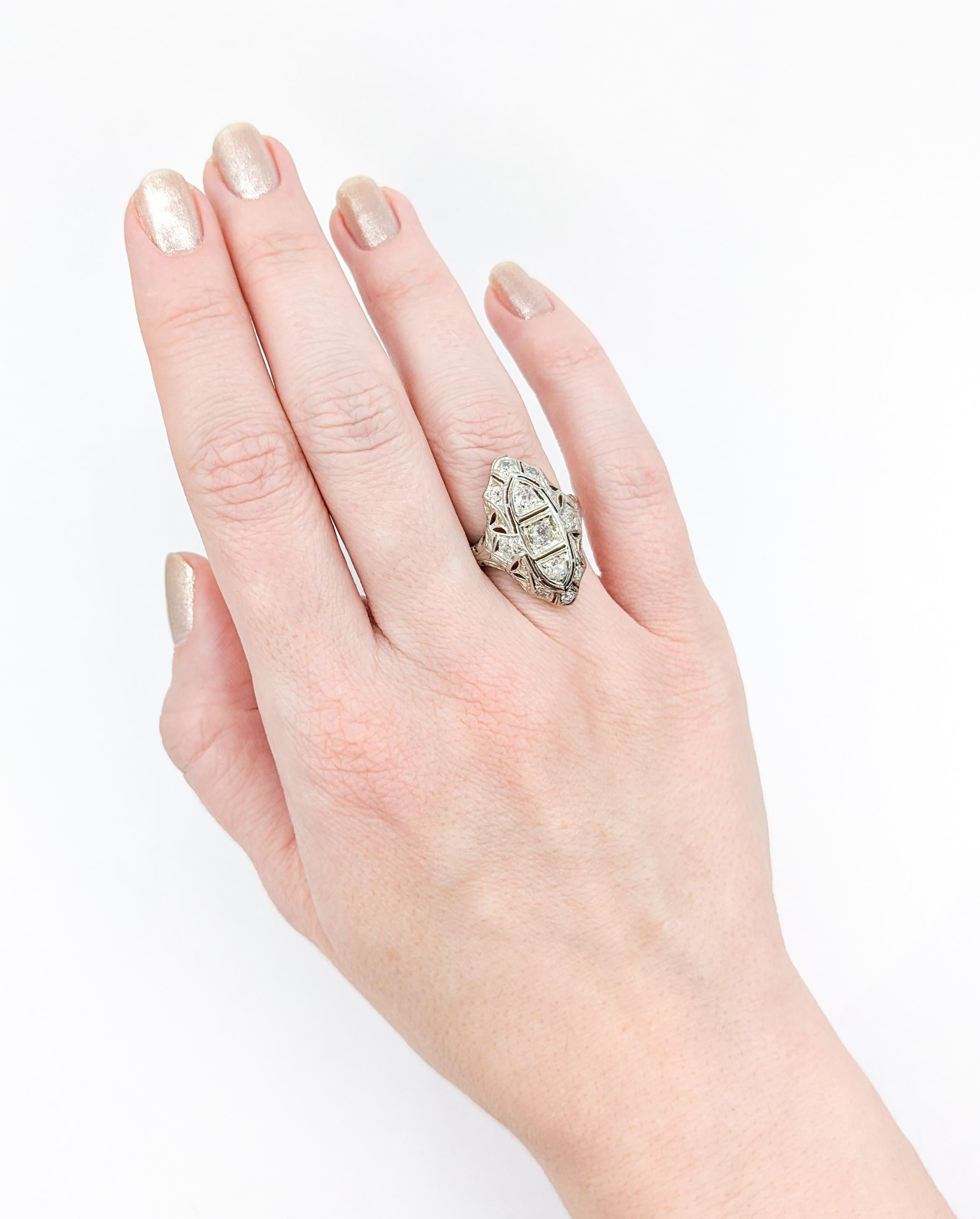 Schöner Art-Deco-Schild-Ring mit Diamanten aus alten Minen in 18K Weißgold

Erwecken Sie die Grandeur der Vergangenheit mit diesem exquisiten antiken Ring. Dieser exquisit gefertigte Ring aus 18 Karat Weißgold besticht durch seine 1,20 Karat an