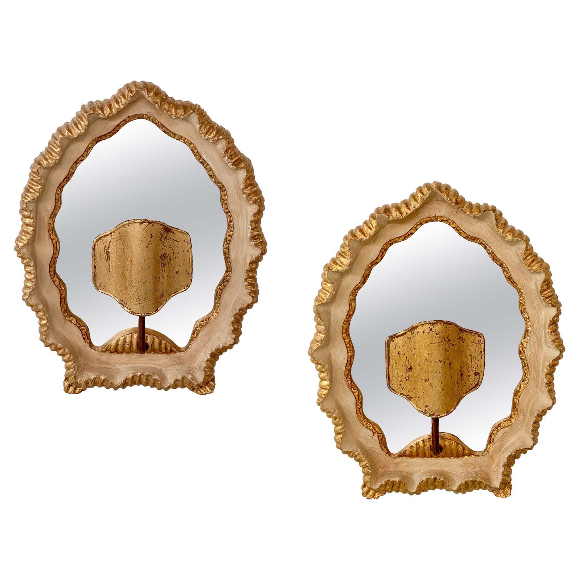 Art Deco Mirror a forma di scudo con cornice smerlata, una coppia