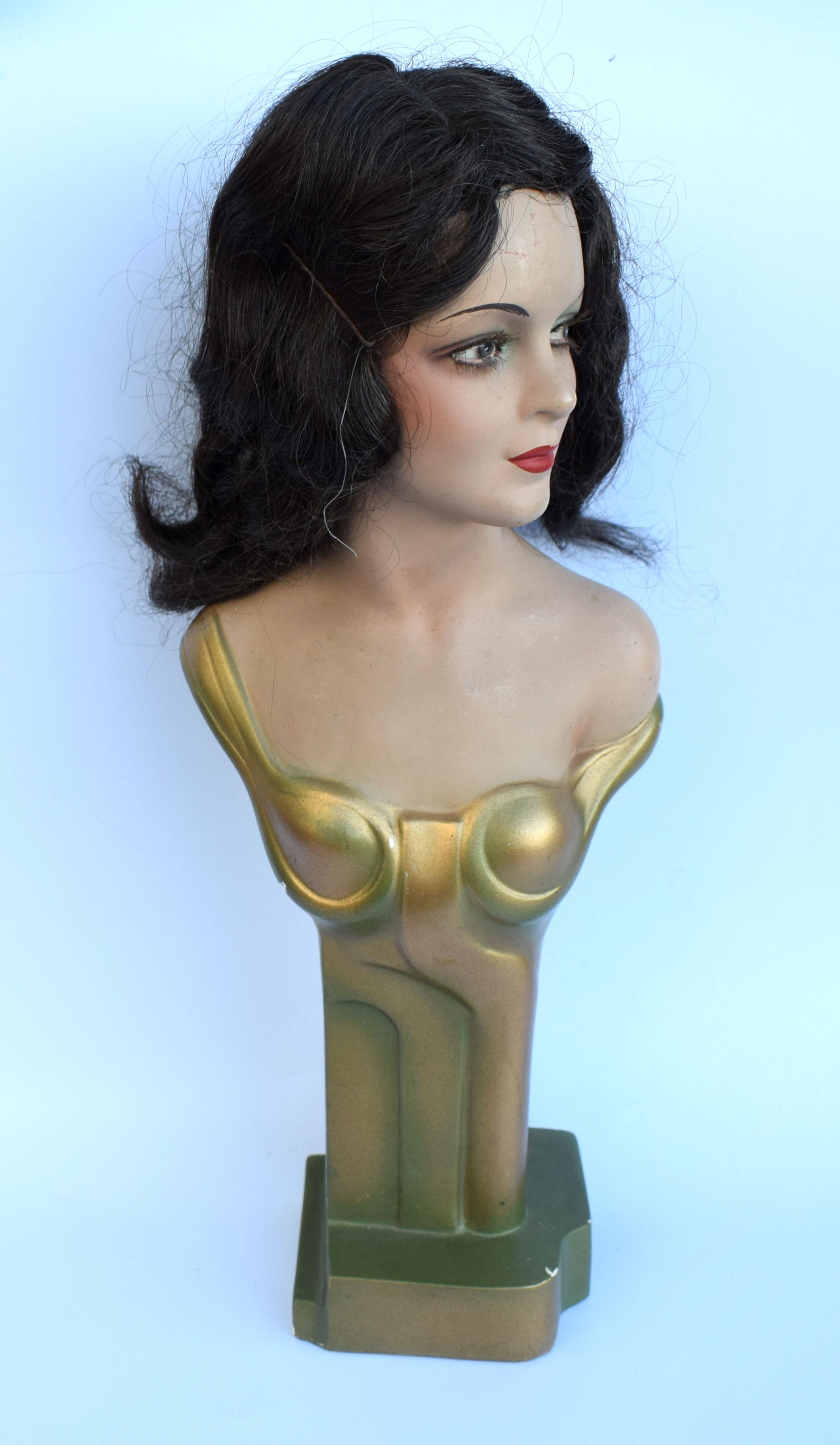 Maravilloso maniquí femenino de mostrador de tienda publicitario Art Decó de los años 30, elegante y completamente original. Está hecha de yeso ahuecado y tiene una base de cartón duro. Pintada con gran maestría y belleza, su maquillaje sutil, sus