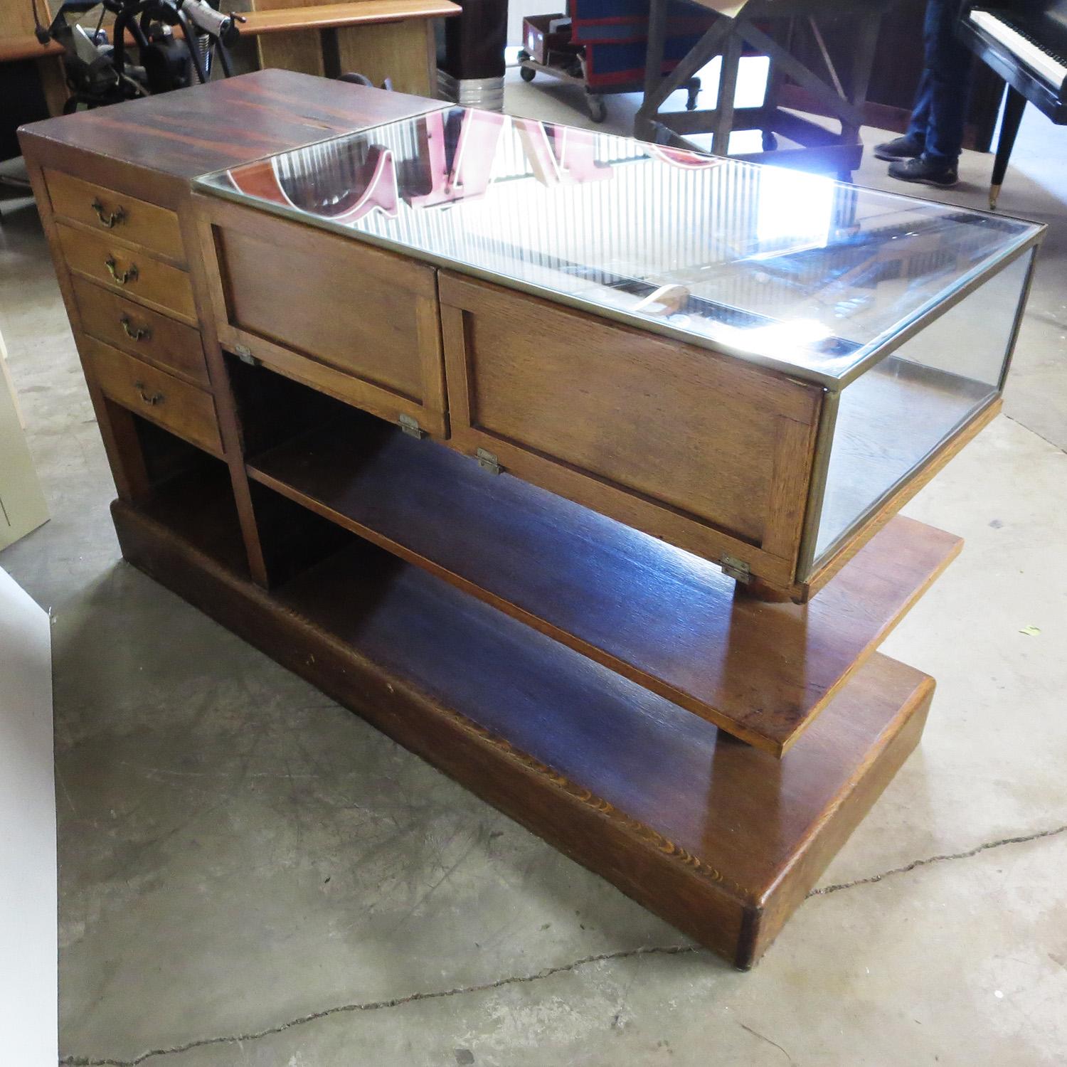 Art Deco Showcase in Macassar Ebony and Inlaid Woods In Good Condition In North Hollywood, CA