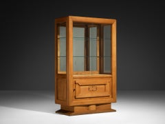 Vitrine Art déco en chêne et verre et détails décoratifs en cuivre