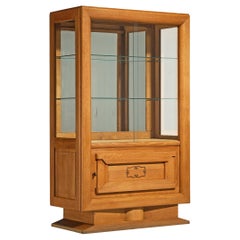 Vitrine Art déco en chêne et verre et détails décoratifs en cuivre