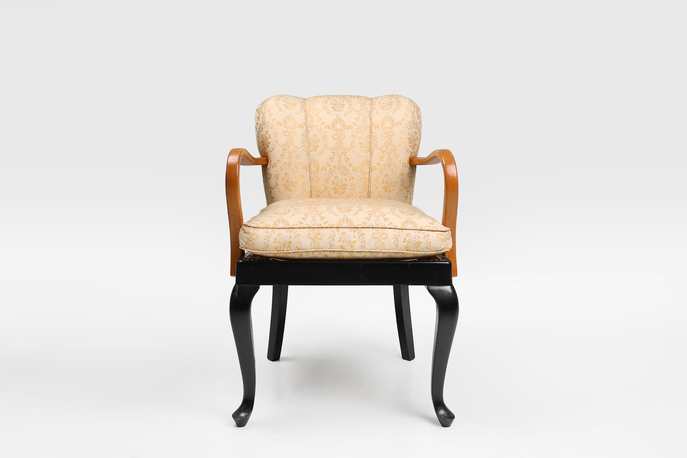 France / 1940 / side chair / beech wood, fabric / Art Deco / Mid-century

French Mid-century side chair or armchair in beech wood with a gold and cream upholstery. The chair has sleek bowed open arms and classic black lacquered legs.

This