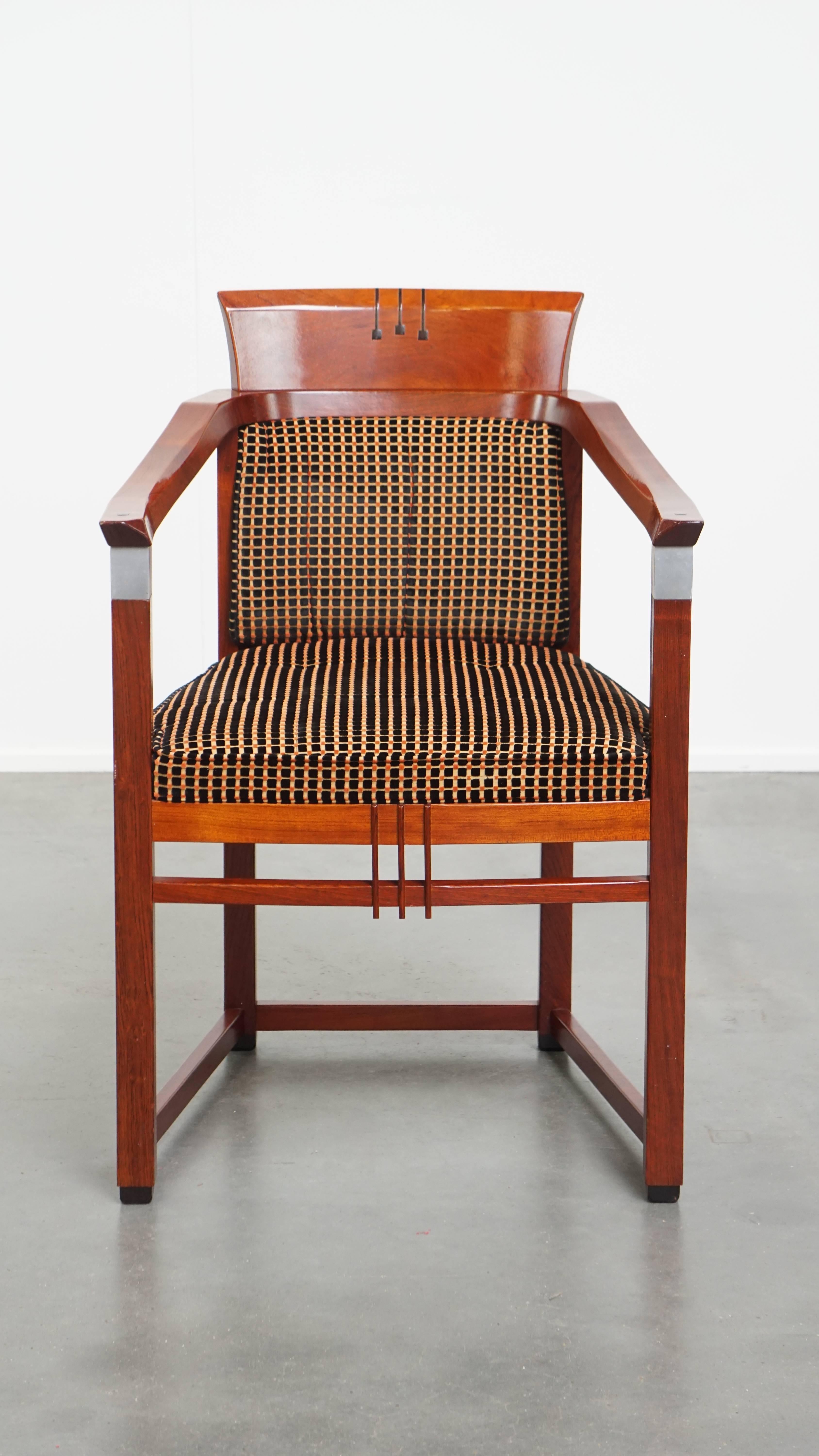 Cette magnifique chaise de salle à manger/chaise d'appoint provient de la grande marque néerlandaise Schuitema, connue pour sa qualité et ses designs. Cette chaise est issue de la série Decoforma et présente également les détails remarquables que