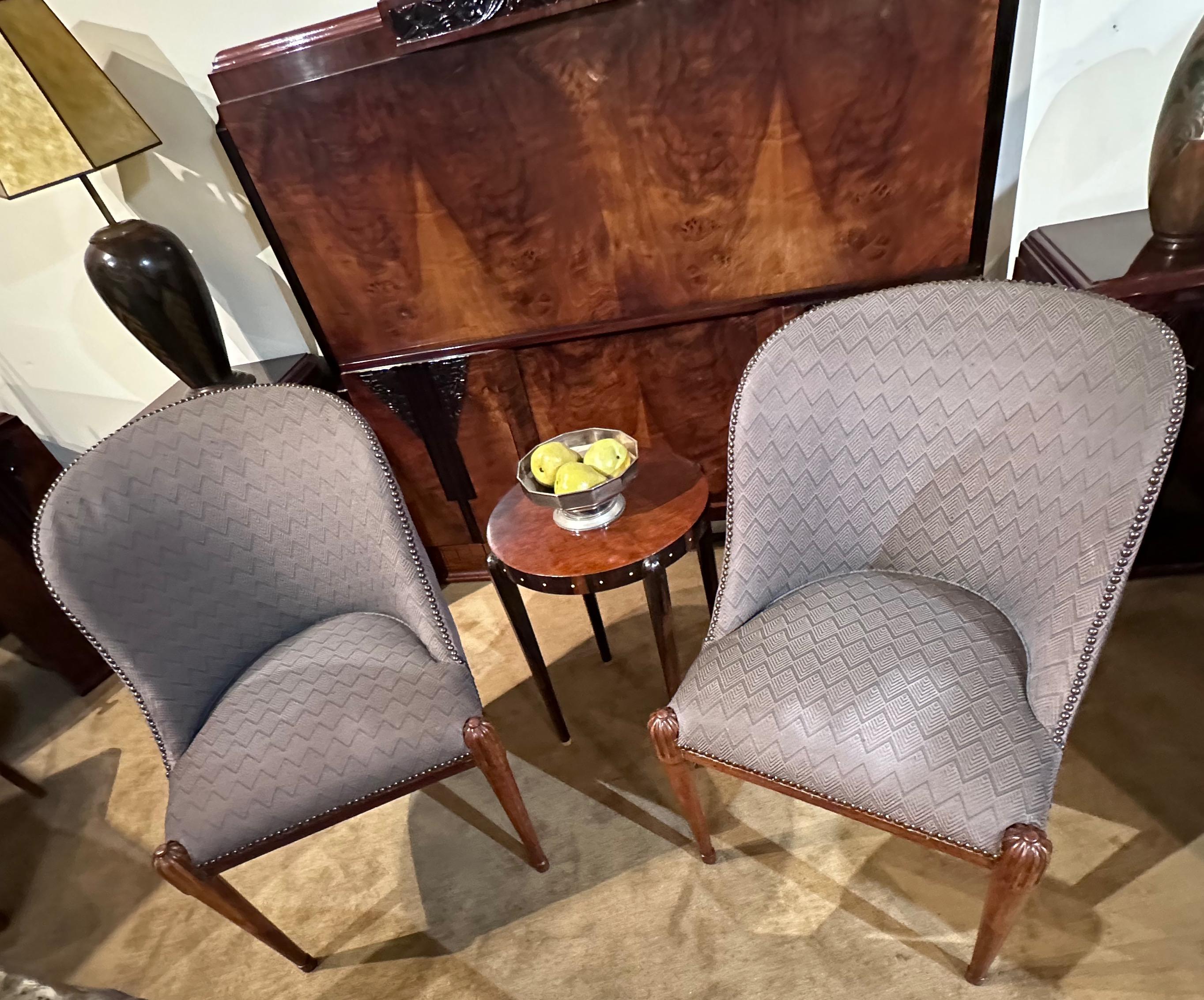 Art Deco Side Chairs Original Fabric and in excellent condition. Il n'est pas fréquent que nous puissions utiliser le tissu d'origine. Cette magnifique paire de chaises d'appoint est arrivée mais avait besoin d'être restaurée à l'intérieur. Nous