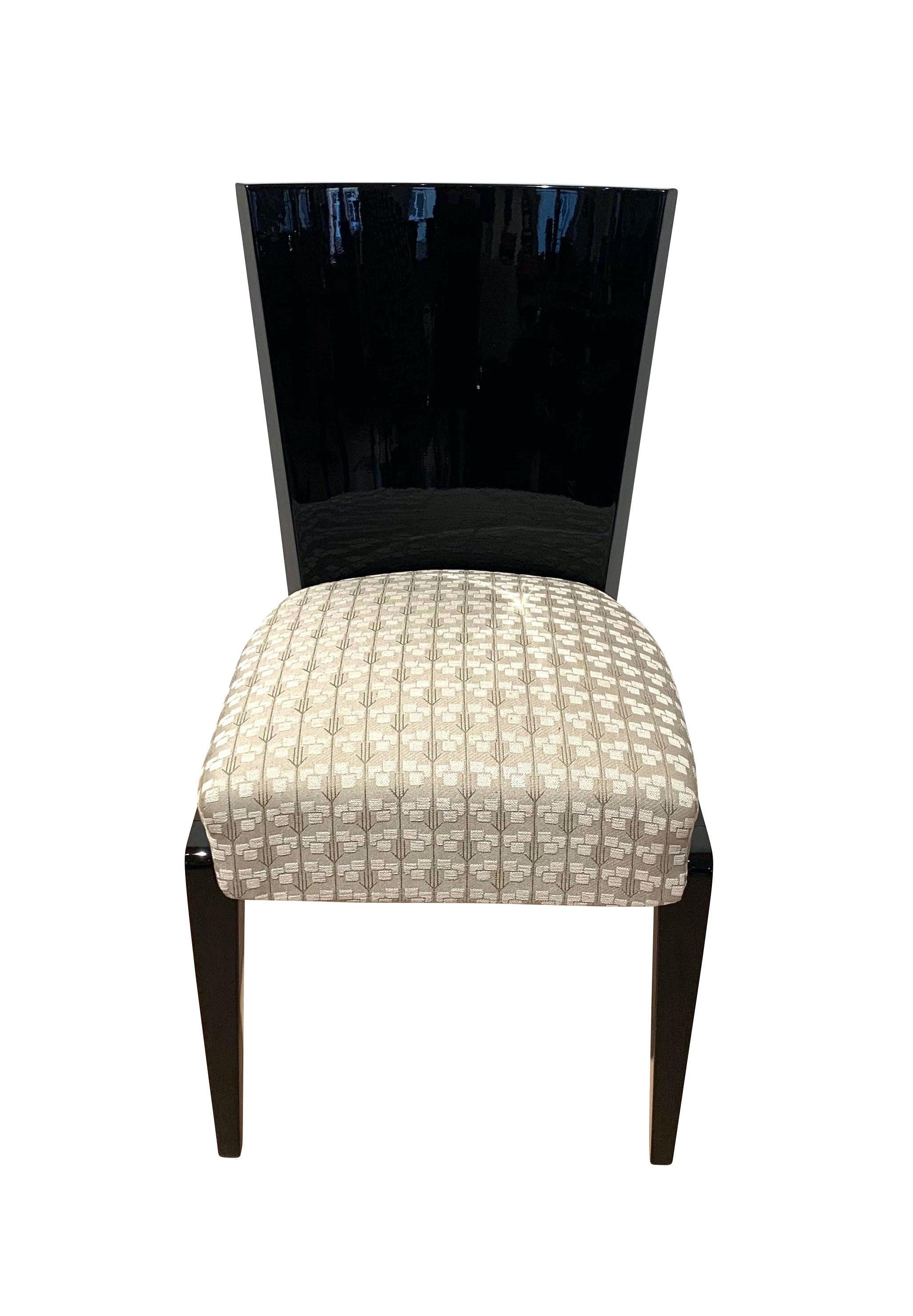 Magnifique chaise d'appoint Art déco de France, vers 1930.
Design moderne et élégant avec de grandes proportions. Panneau arrière haut et incurvé.
Dessous en bois dur, laqué avec une laque piano noire et poli brillant.Tissu d'ameublement : Tissu